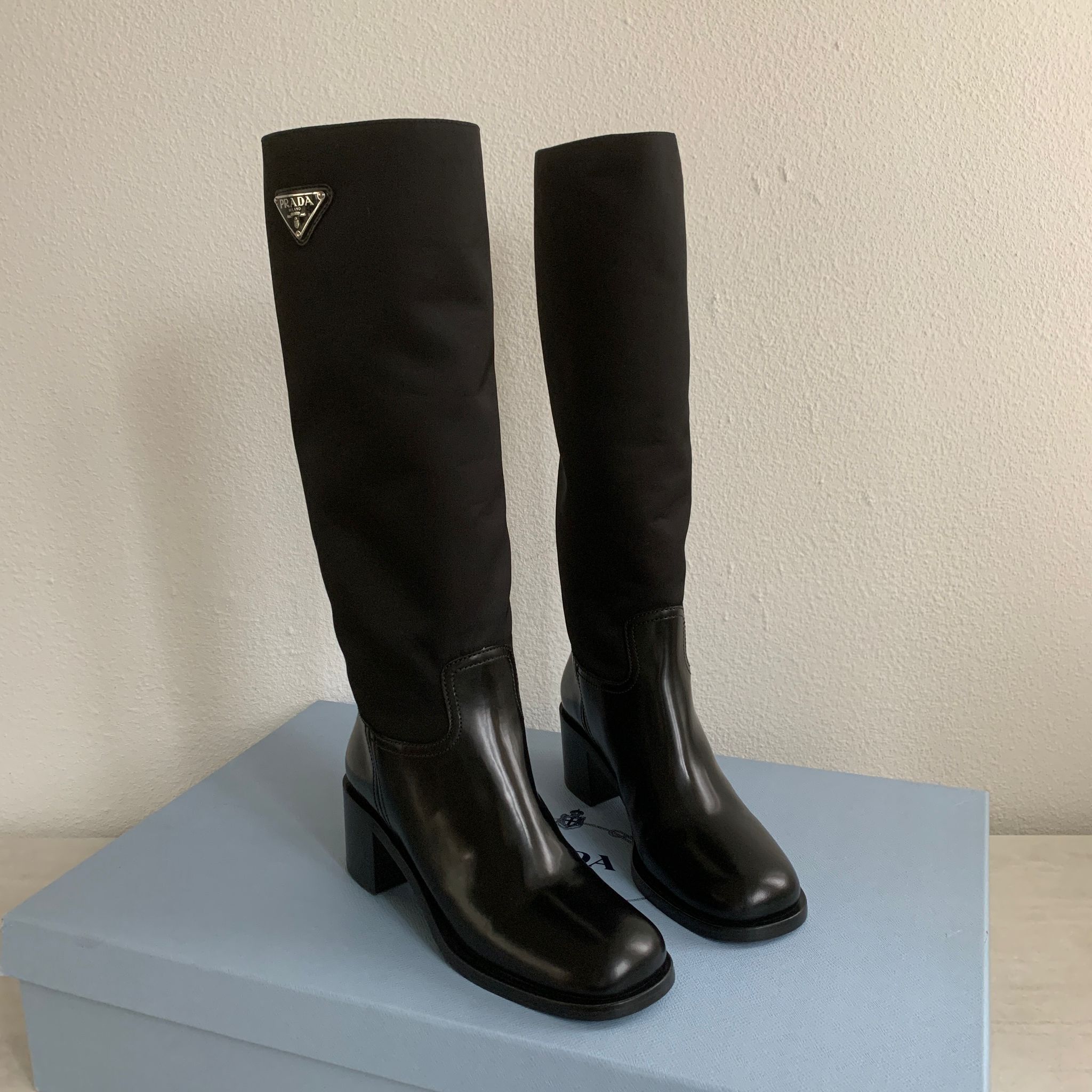 Prada 黑色拼接膝下靴