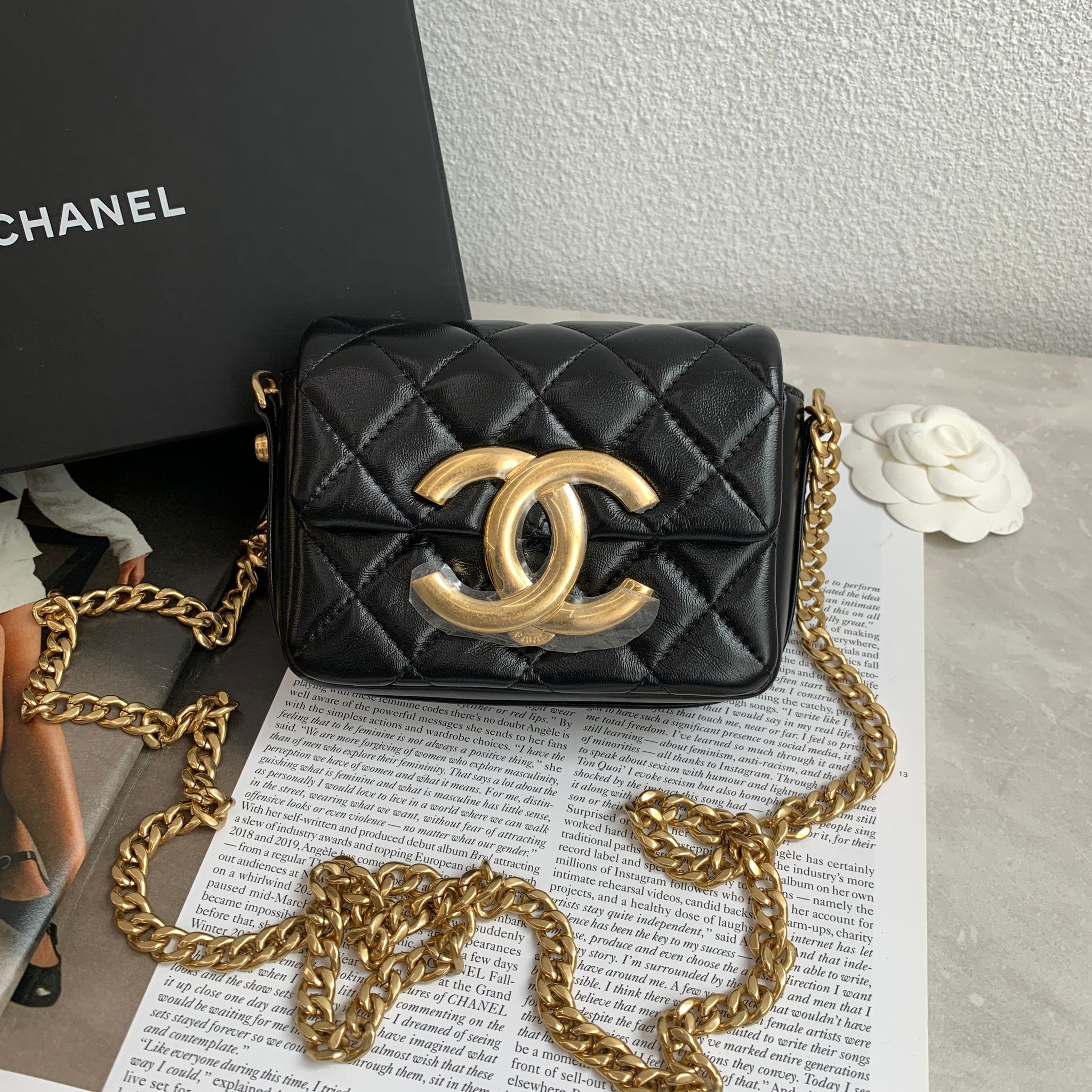 Chanel 23P 復古黑金大Logo小挎包