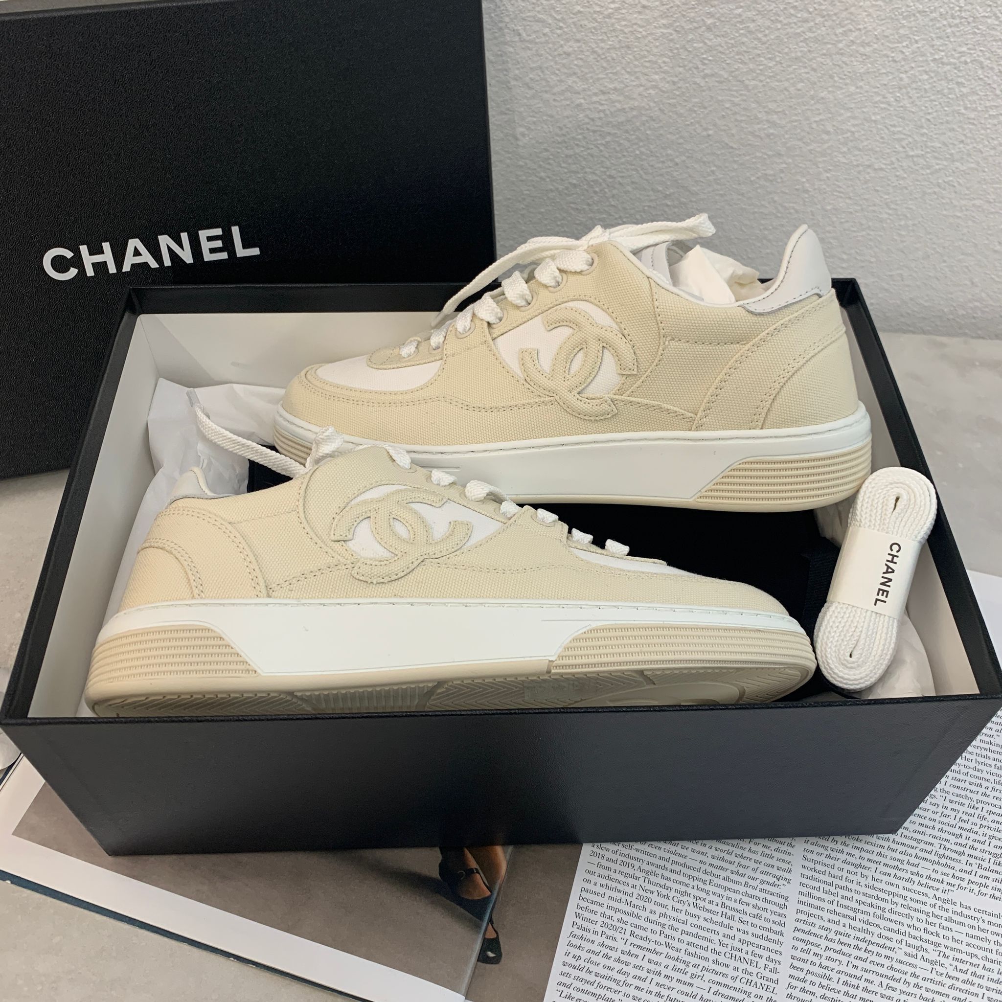 Chanel 24C 米色運動鞋