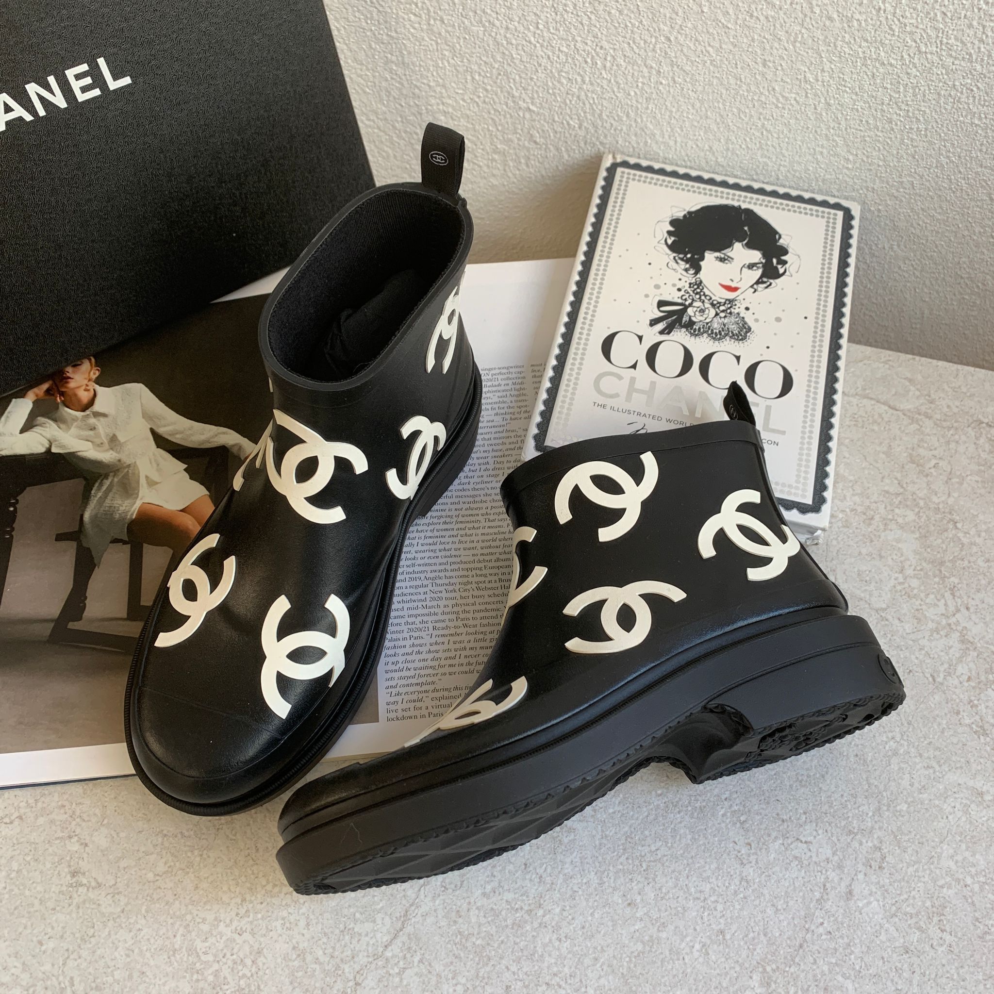 Chanel 滿Logo黑白短雨靴