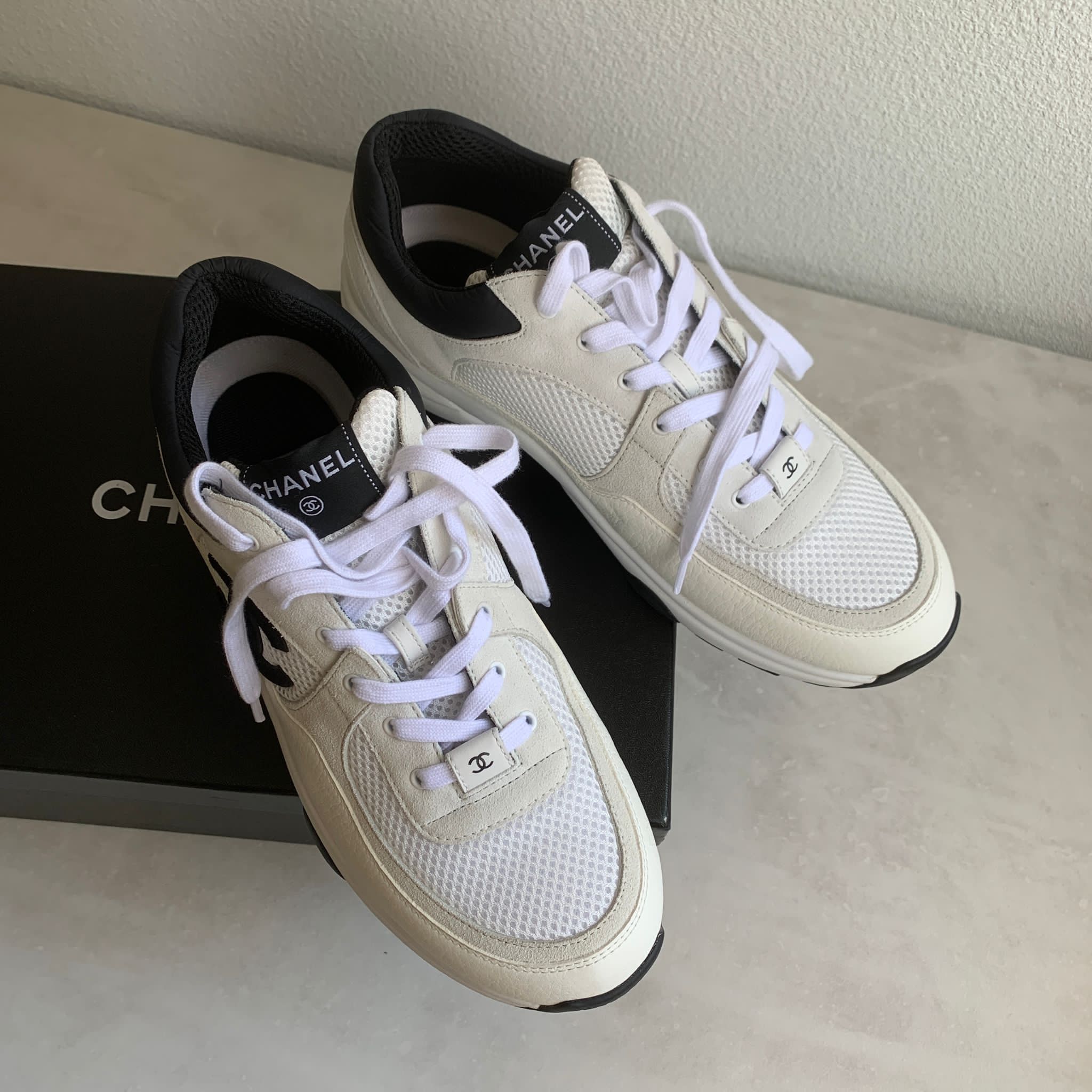 Chanel 22C 復古熊貓拼色運動鞋