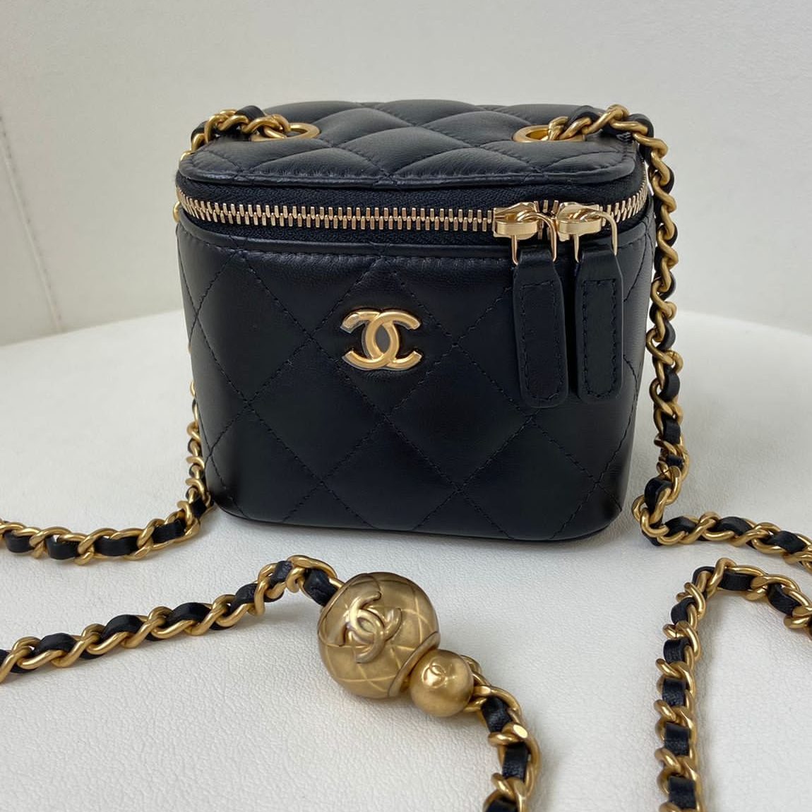 Chanel 黑色羊皮金球方盒子