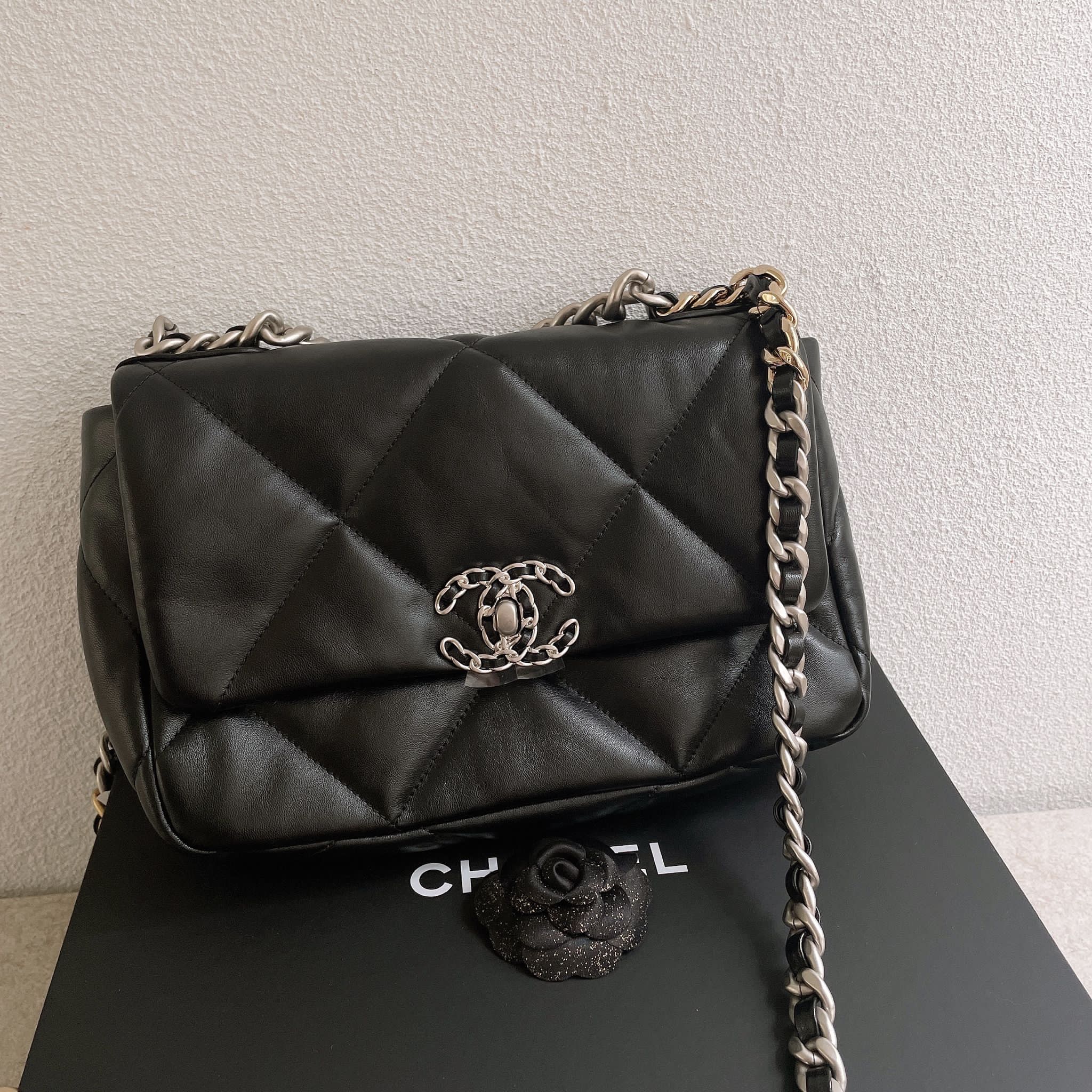 Chanel 19 Handbag 黑色銀釦小號