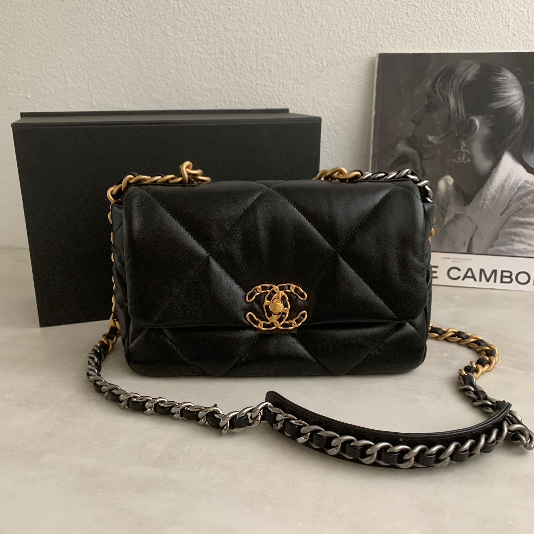 Chanel 19 Handbag 黑色金釦小號