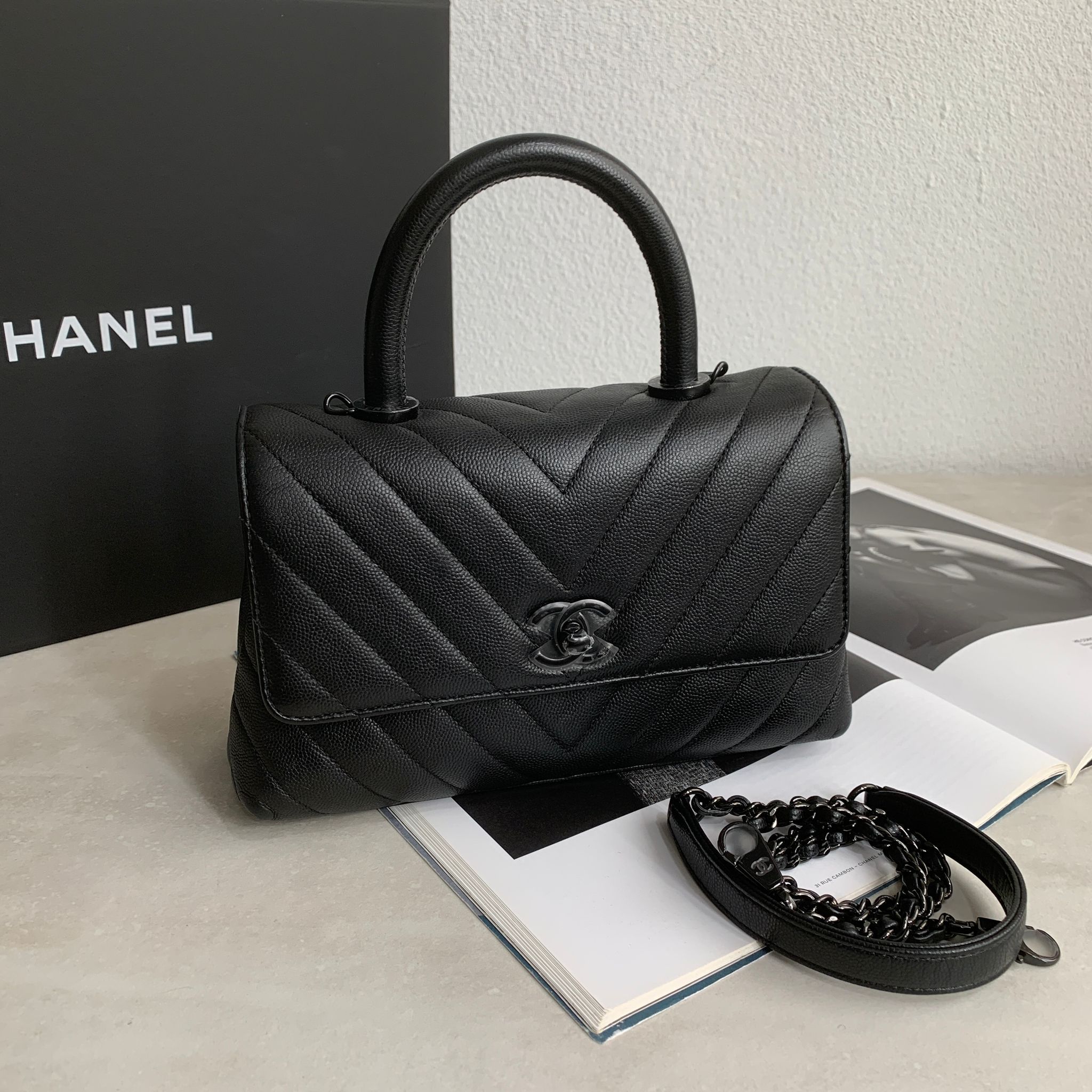 Chanel So black Coco Handle 小號黑釦山形紋手柄包