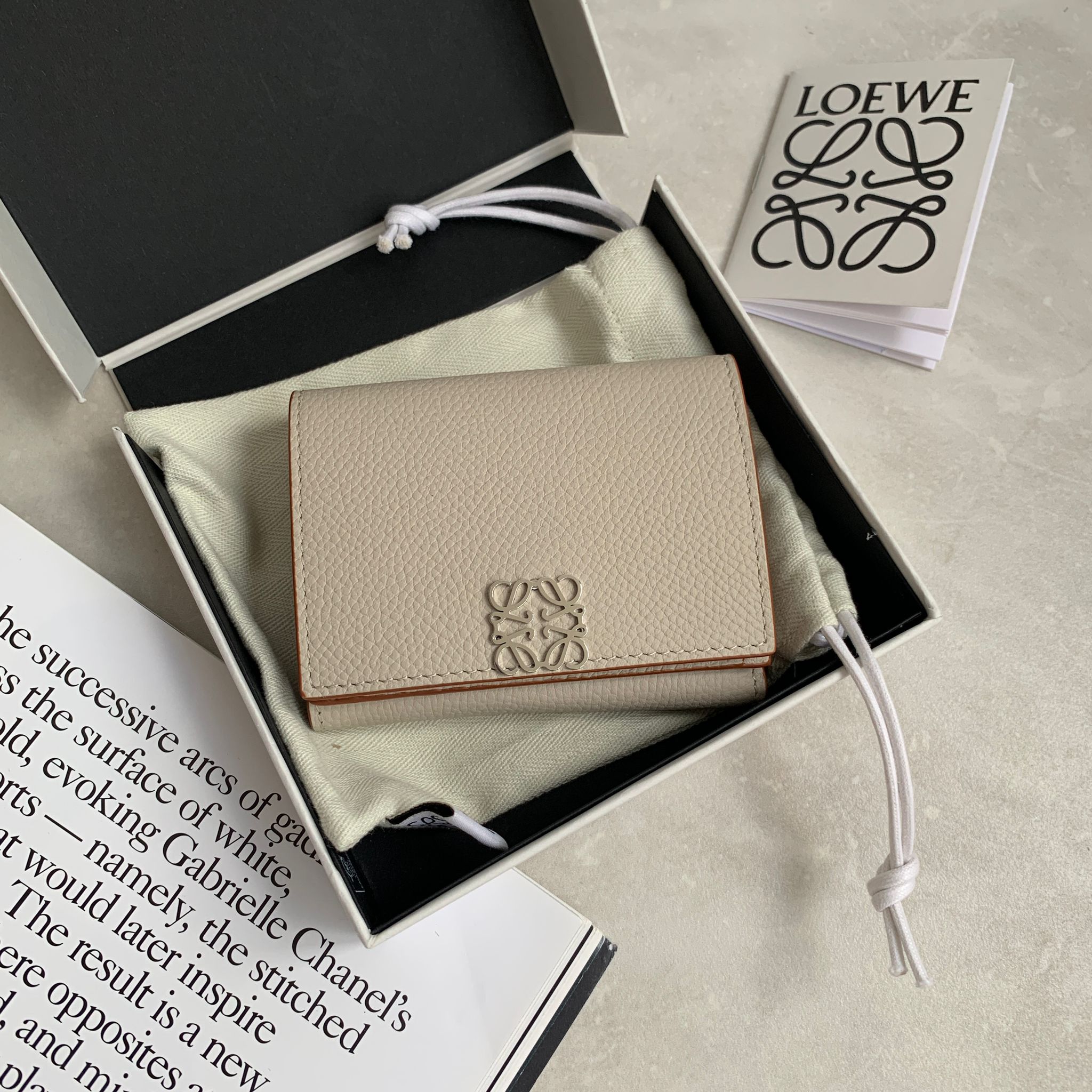 Loewe Anagram 米白色小牛皮三折錢包