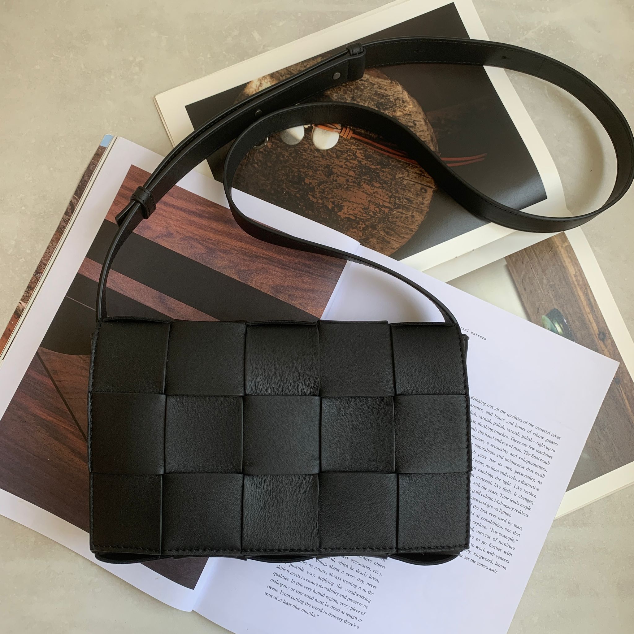 Botteg Veneta Small Cassette 黑色編織磁釦斜背包