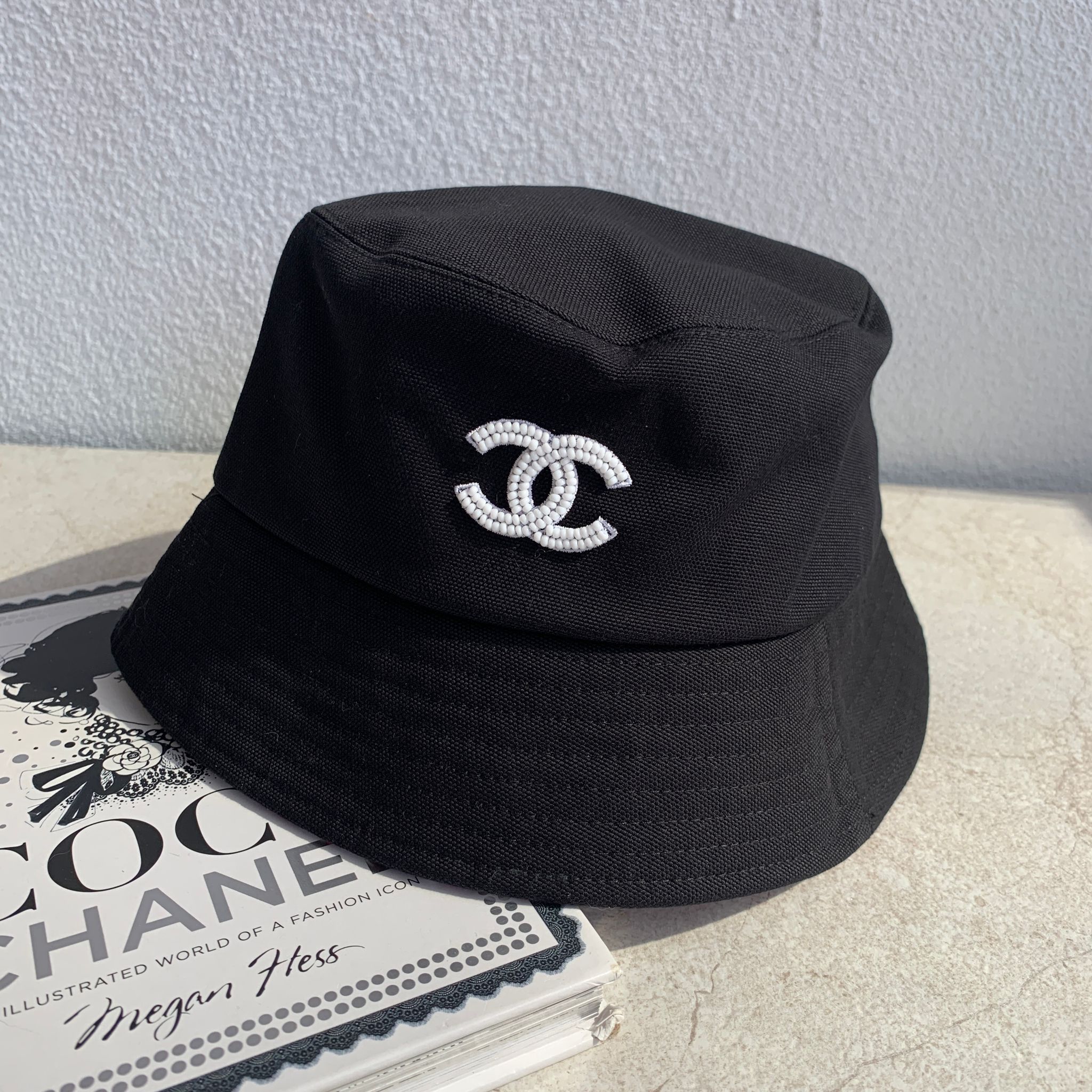 Chanel 23P 串珠雙C黑色漁夫帽