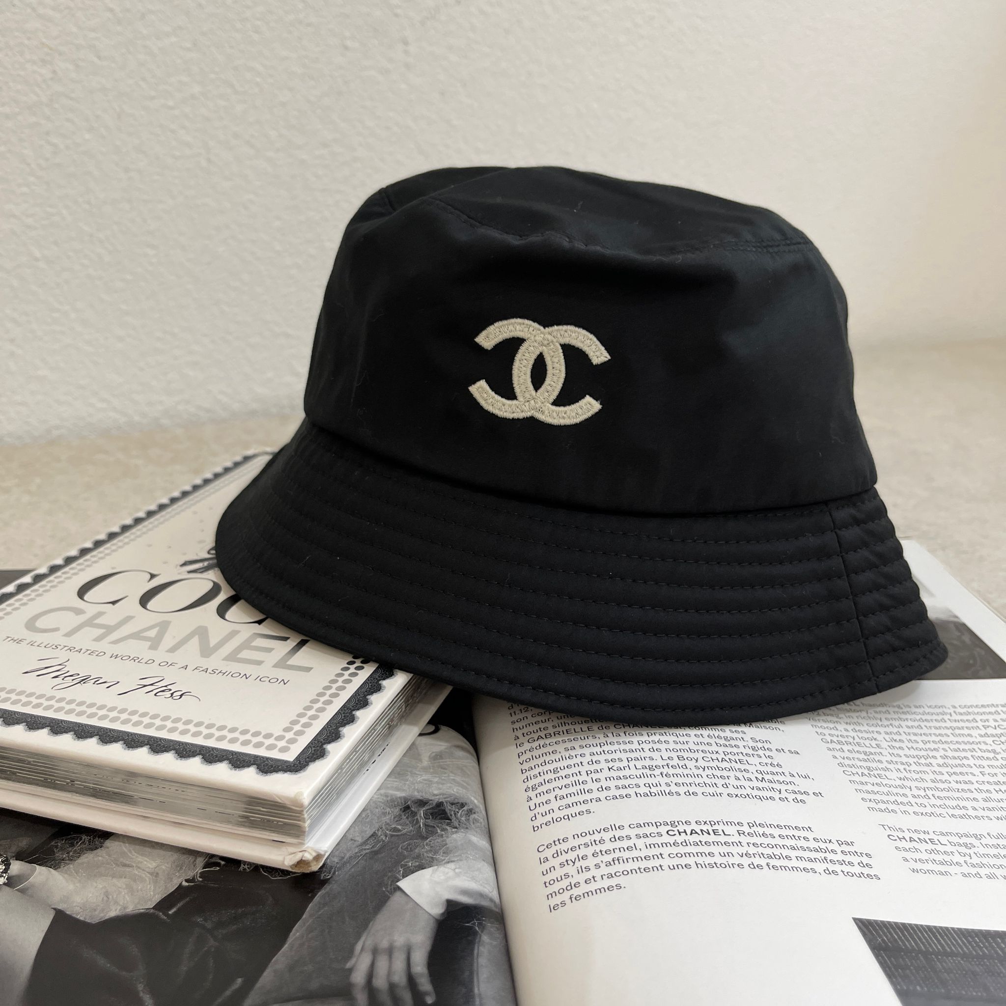 Chanel 經典雙C刺繡黑色帆布漁夫帽 Chanel 經典雙C刺繡黑色帆布漁夫帽