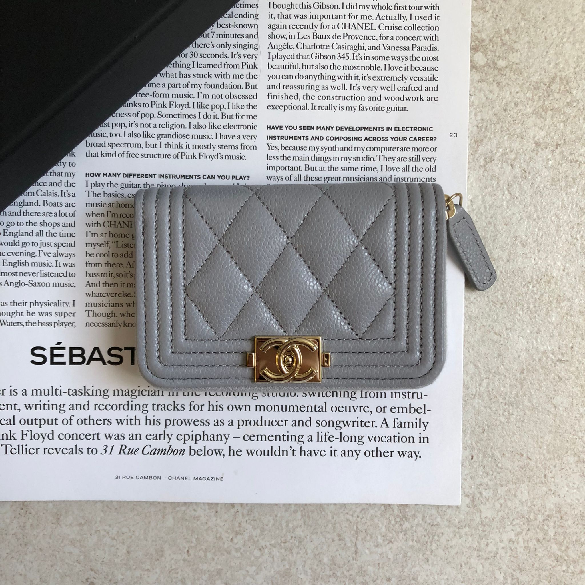 Chanel Boy 灰色荔枝皮金扣拉鍊卡包