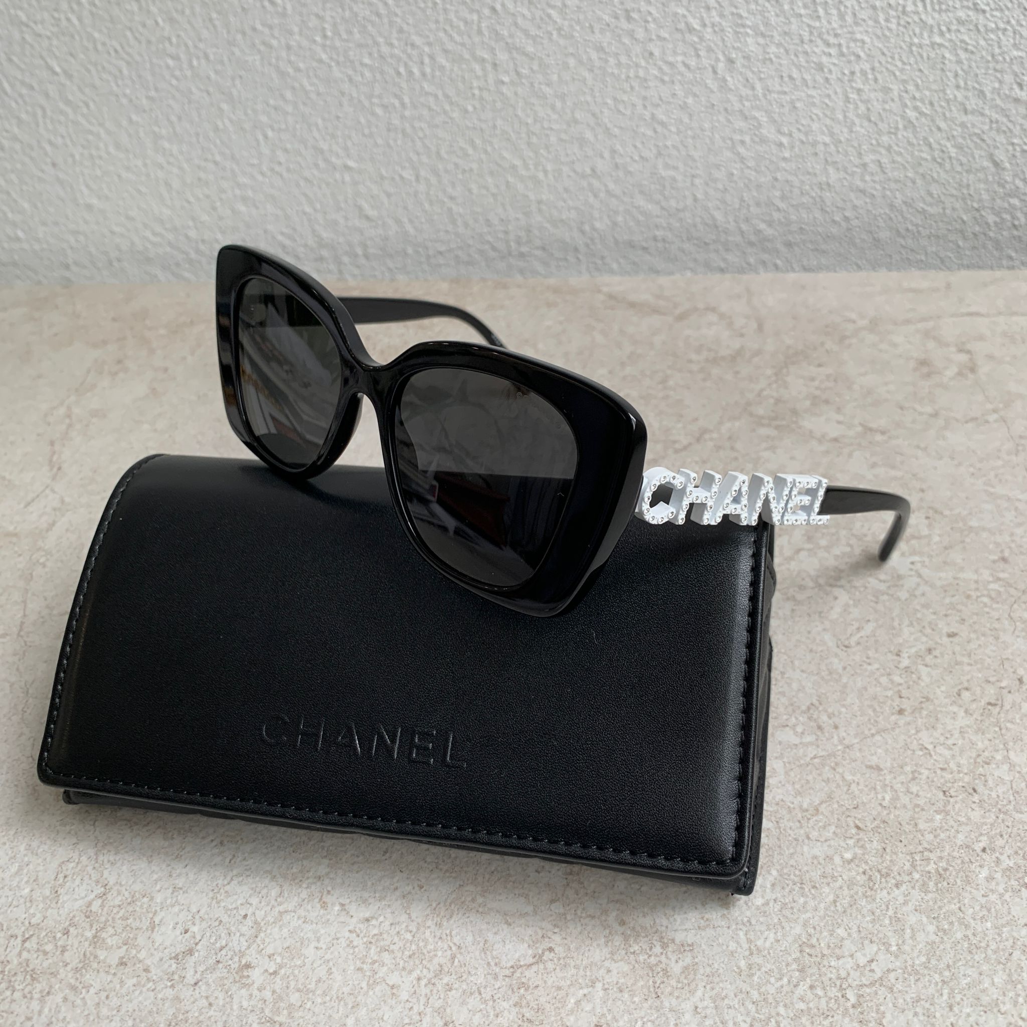 Chanel 黑框白色簍空Logo墨鏡