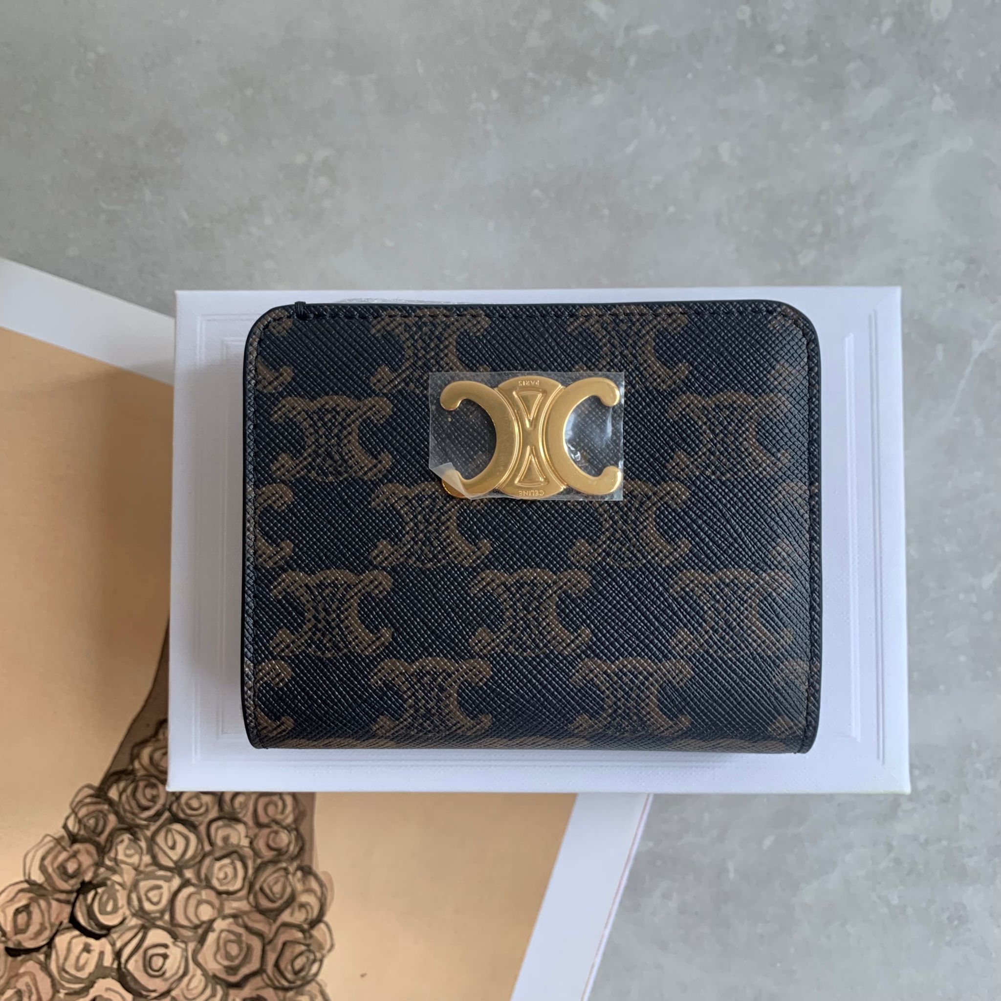 Celine Triomphe Compact 凱旋標誌印花短款錢包