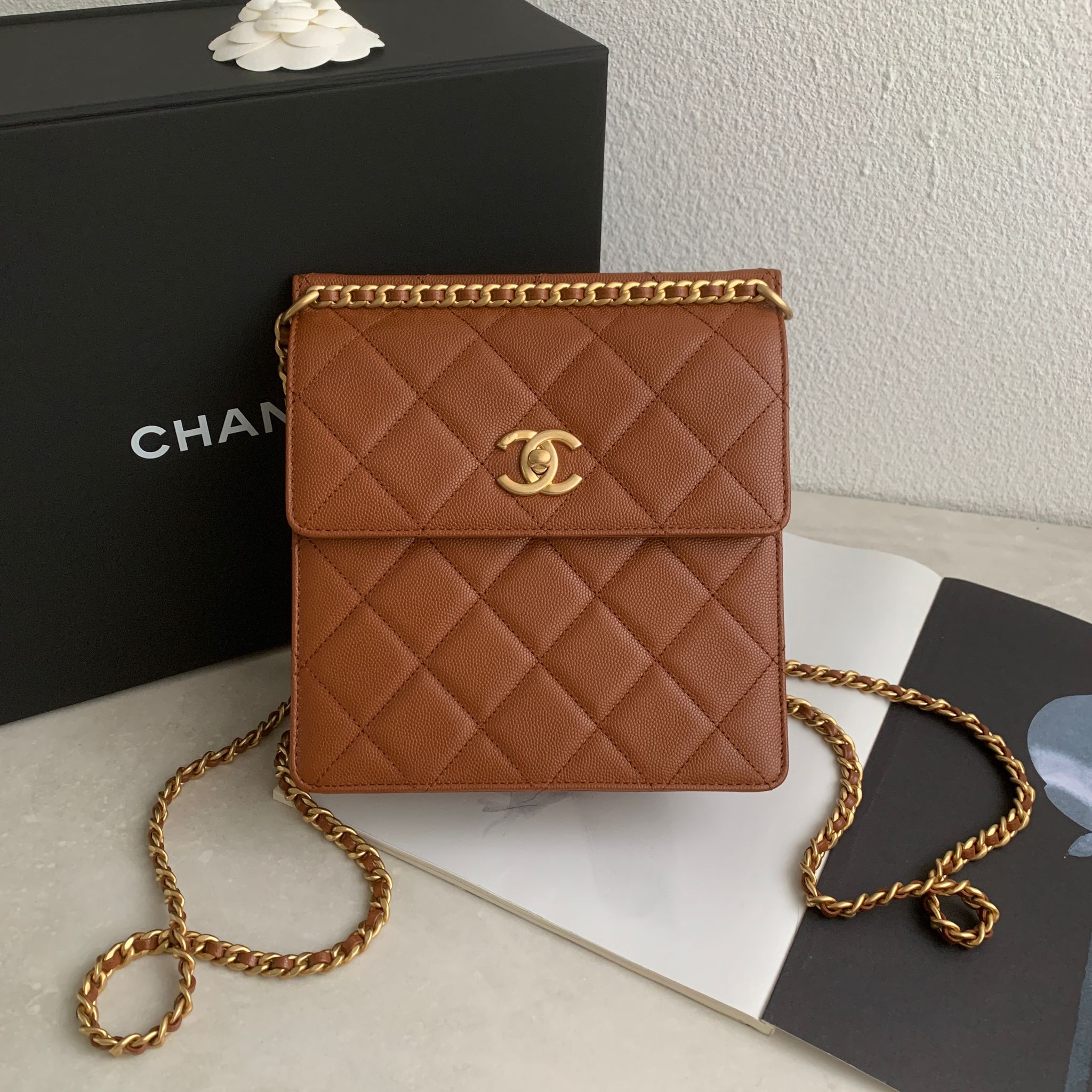 Chanel 23A 焦糖色菱格粒紋牛皮扁方型後背包 Chanel 23A 焦糖色菱格粒紋牛皮扁方型後背包