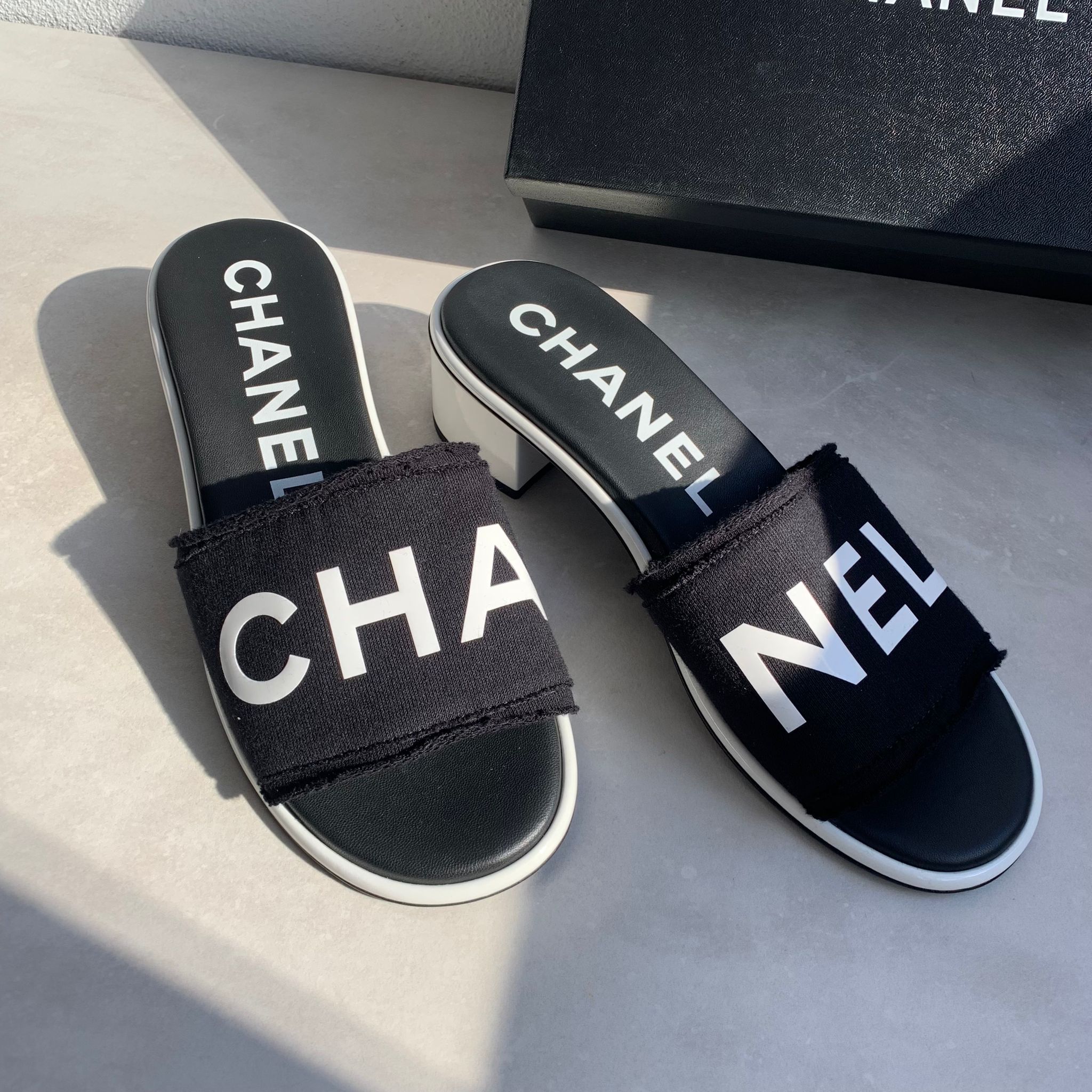 Chanel 24C 黑白字母低跟拖鞋 Chanel 24C 黑白字母低跟拖鞋