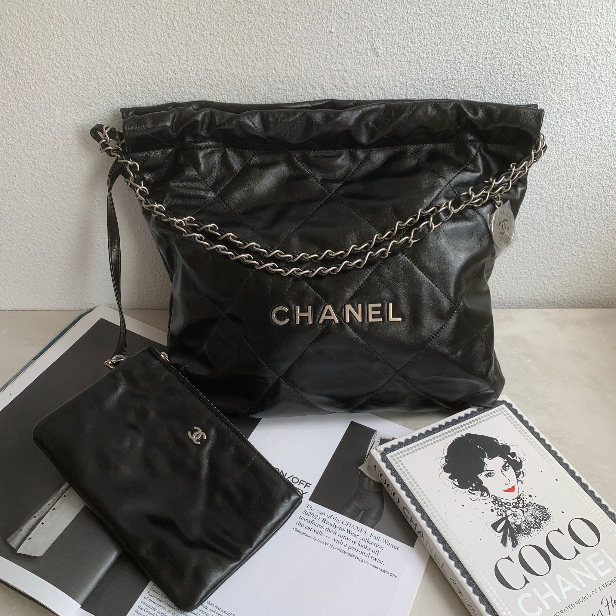 Chanel 22 Small Handbag 小號黑色銀釦