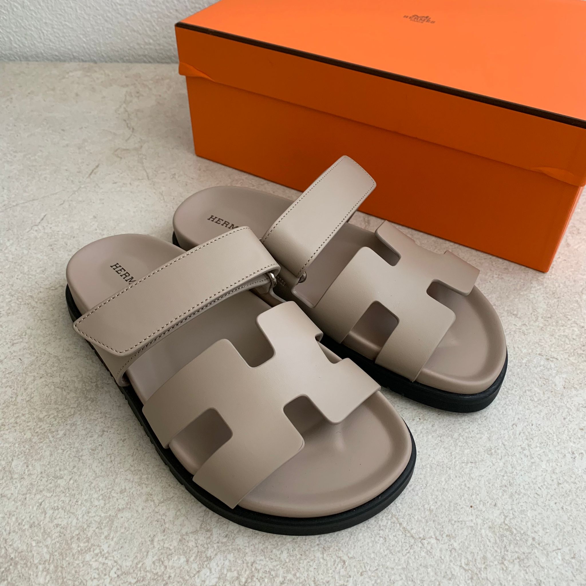 Hermès Chypre 奶灰色二舅拖鞋