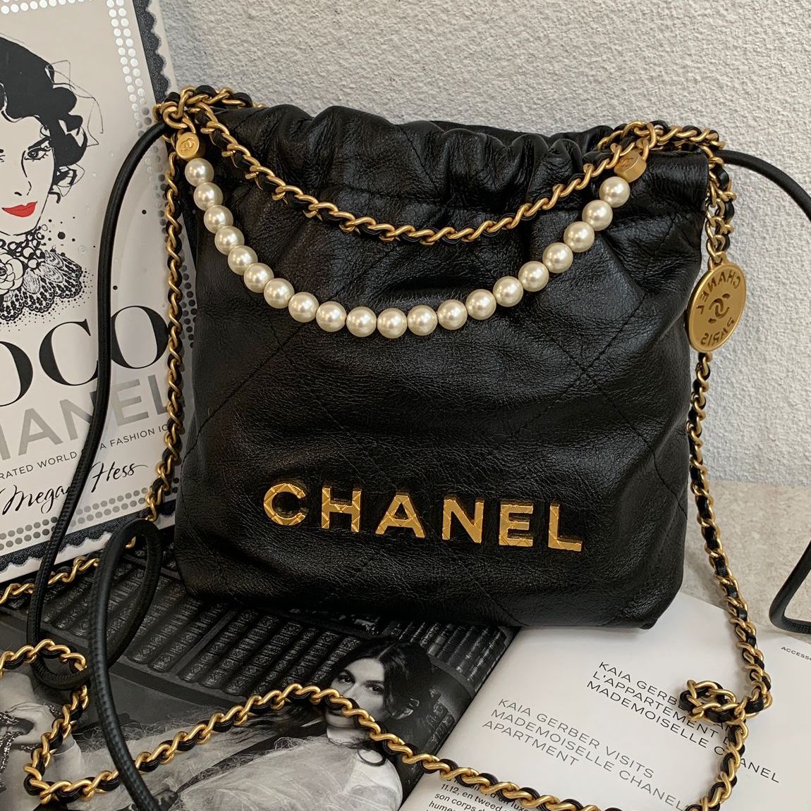 Chanel 22 Mini Handbag 迷你黑金釦珍珠鍊斜背包手袋