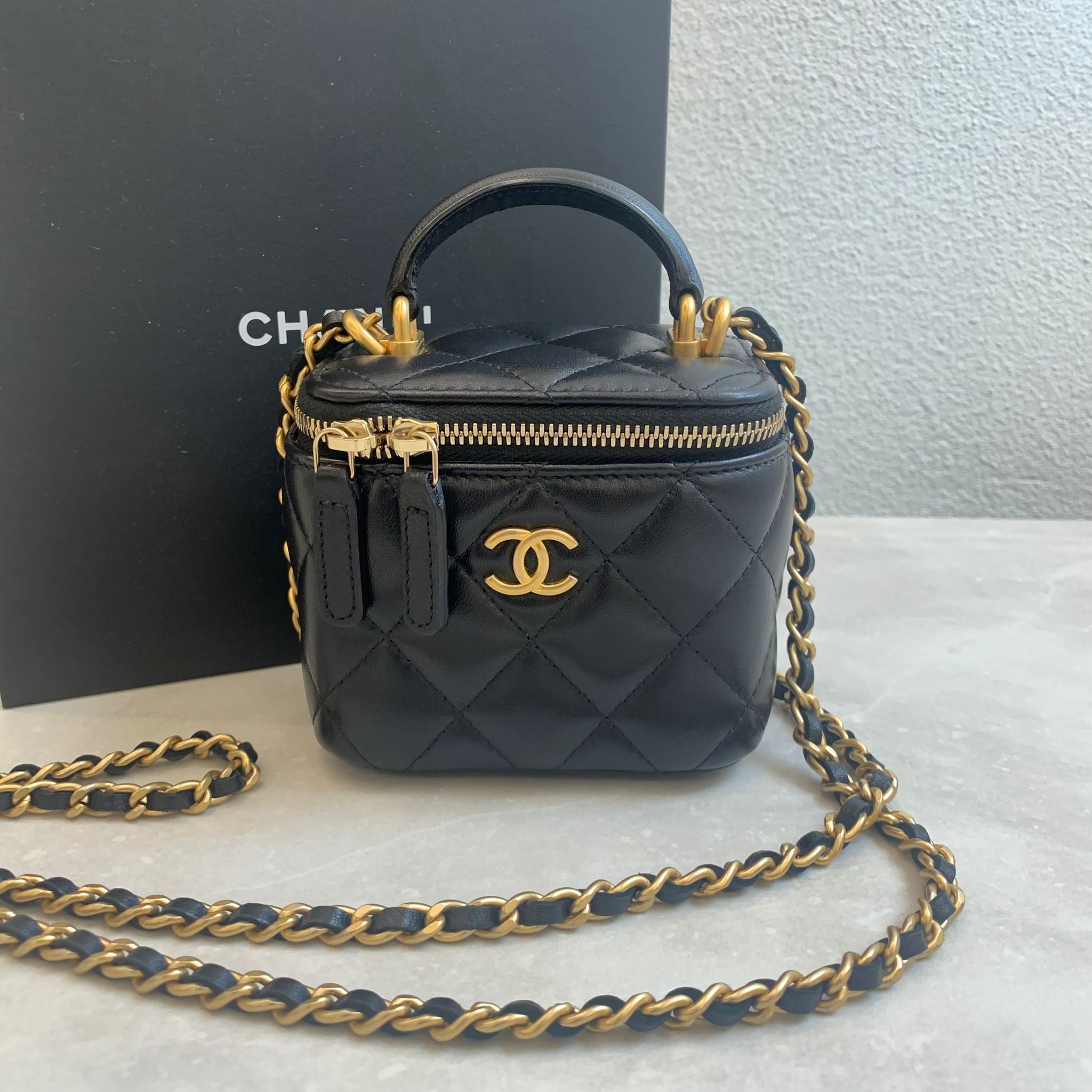 Chanel 小羊皮黑色金釦手把小方盒