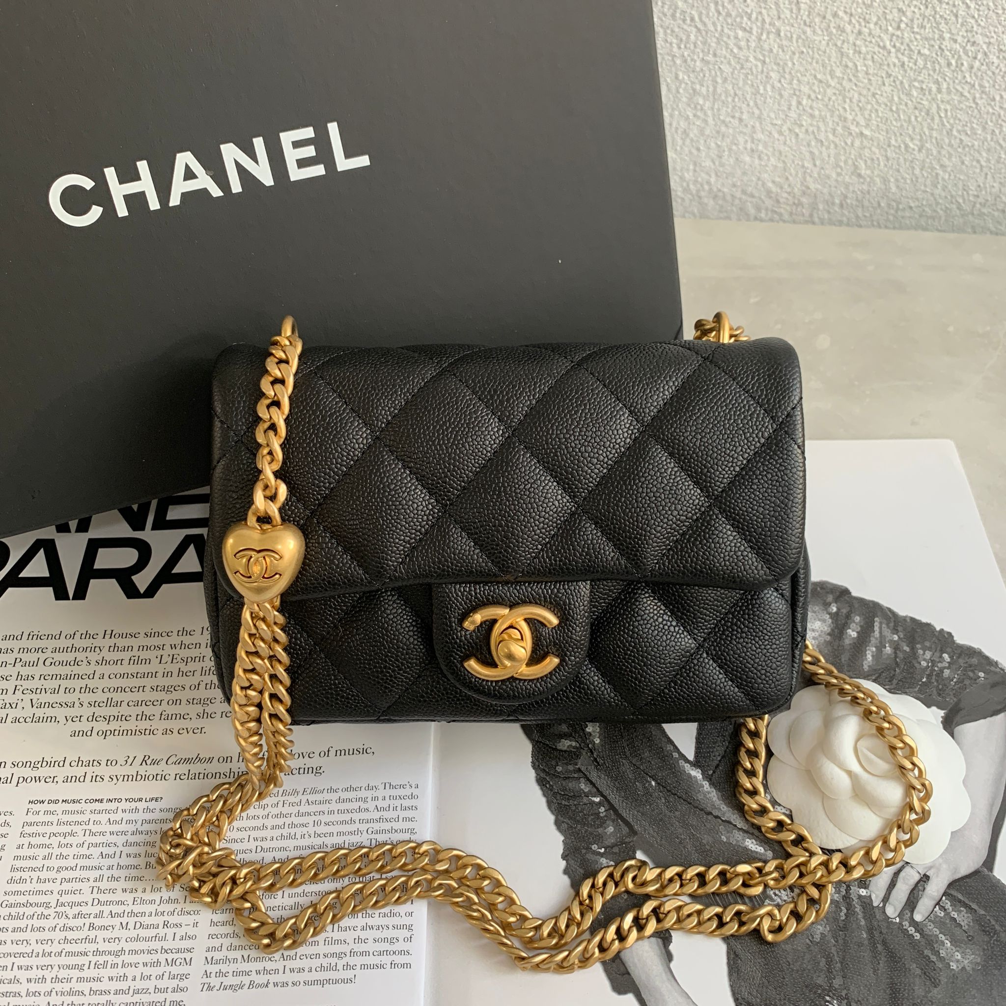 Chanel Mini Flap Bag 23P 愛心調節黑金釦19公分