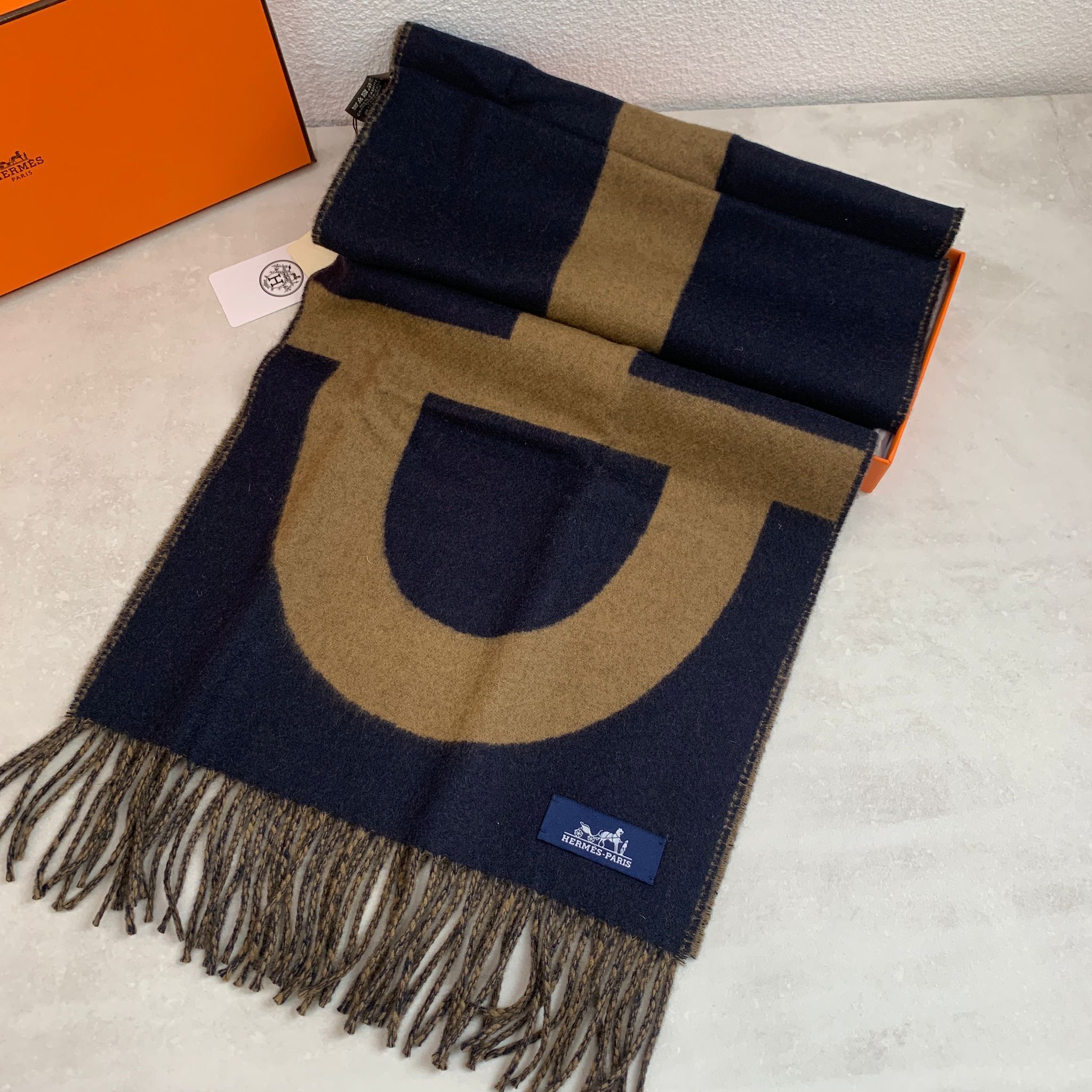 Hermes 經典馬銜扣圖案羊絨圍巾