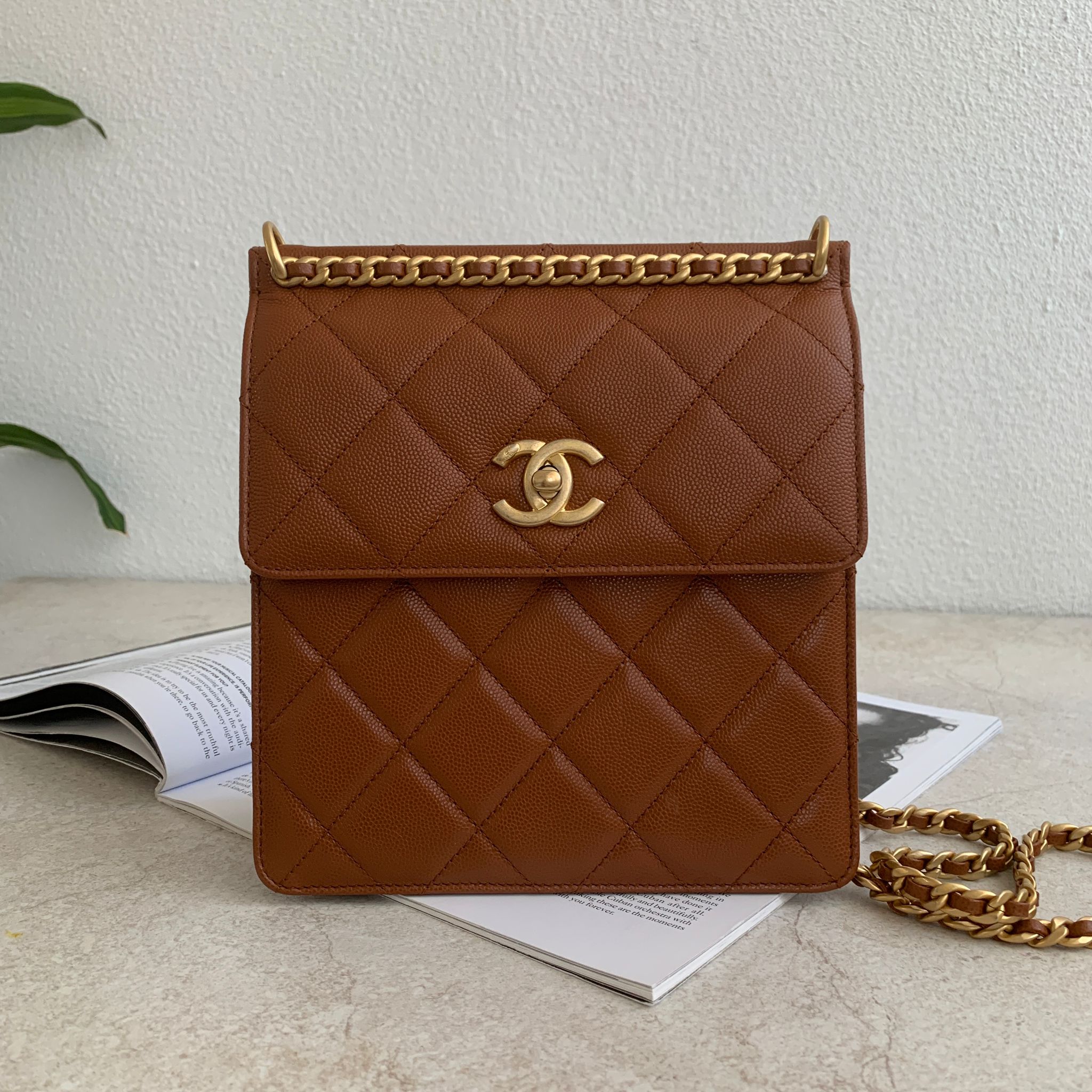 CHANEL 23A 焦糖色荔枝皮方肩包