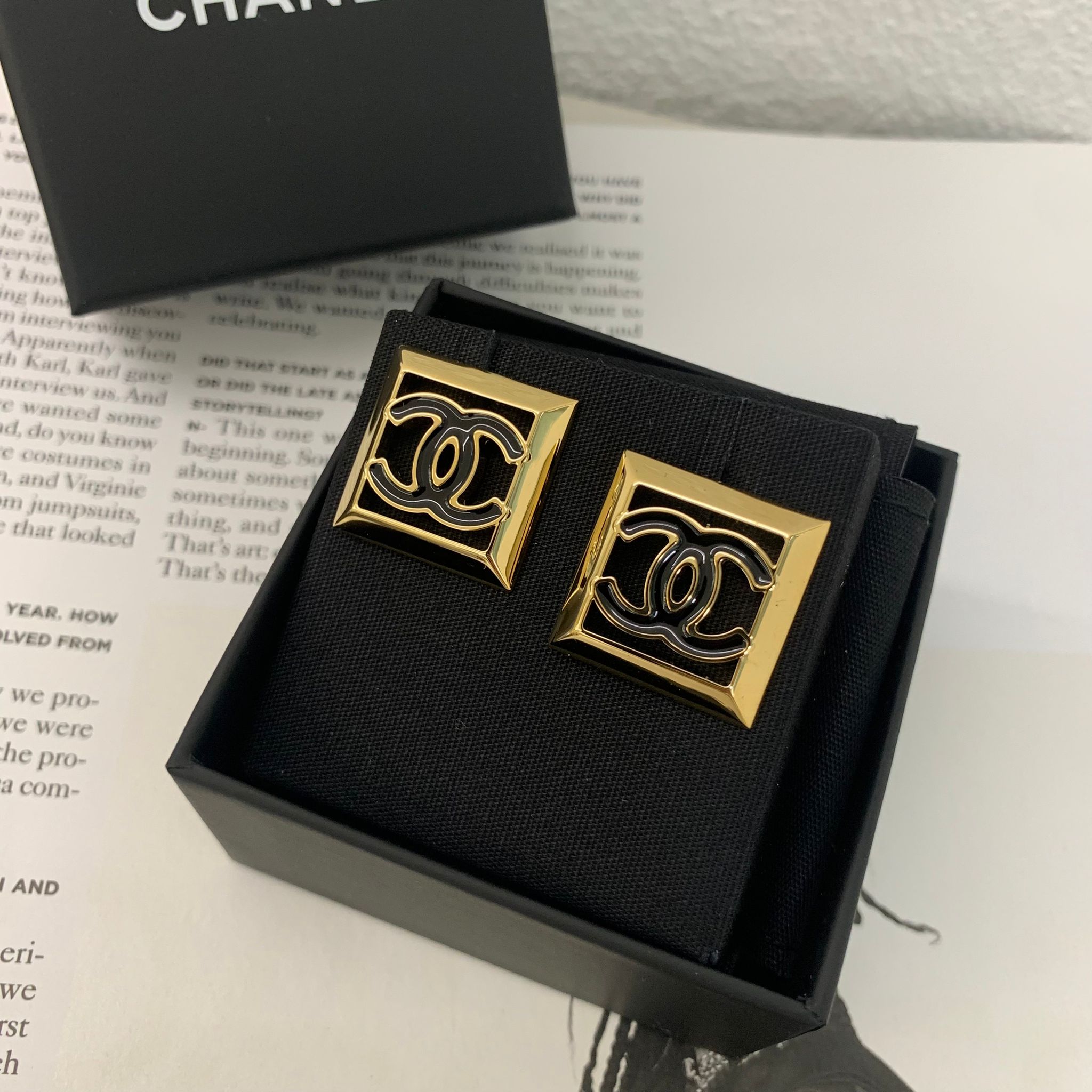 Chanel 24A 黑金簍空方塊耳針