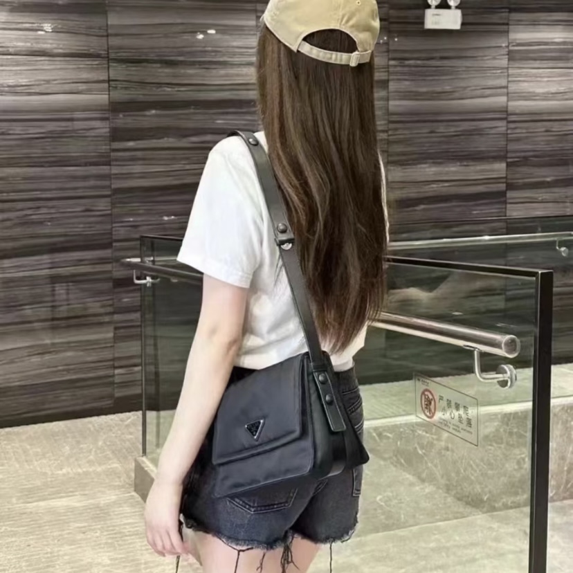 Prada Small shoulder bag in quilted Re-Nylon小號尼龍夾棉肩背包