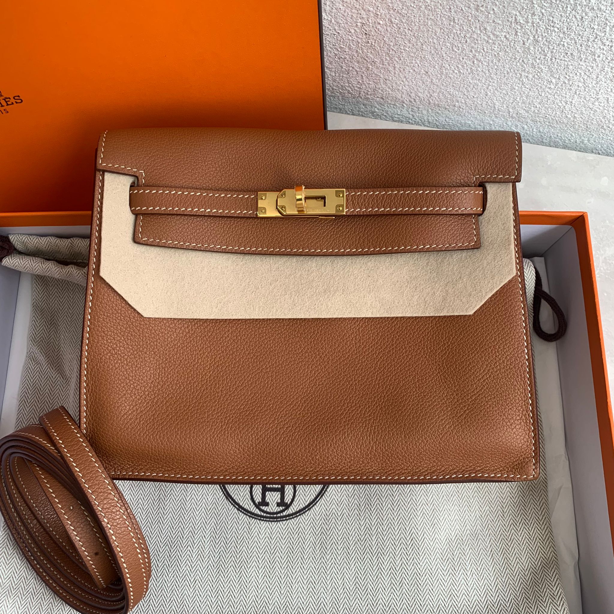 Hermès Kelly Danse 金棕金釦肩背包