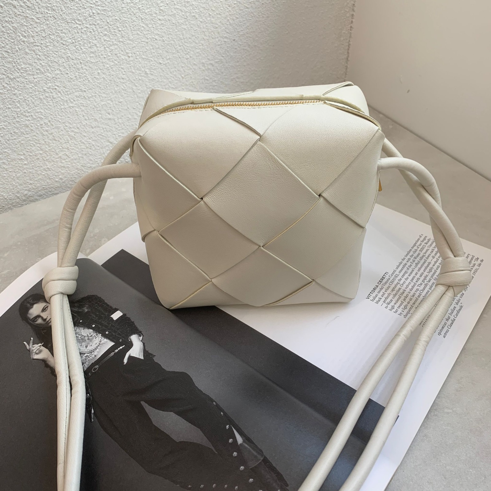 Bottega Veneta Mini Cassette Camera 白色