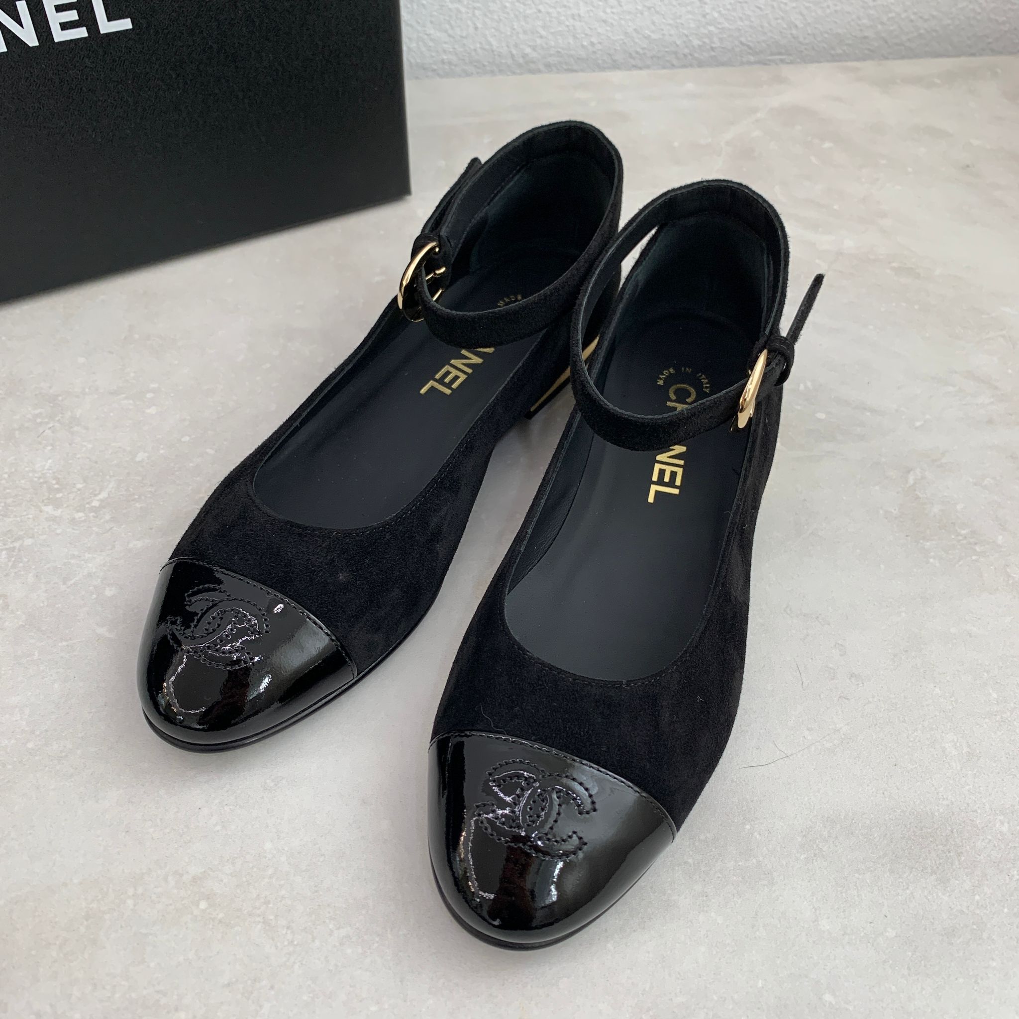 Chanel 低跟黑色娃娃鞋