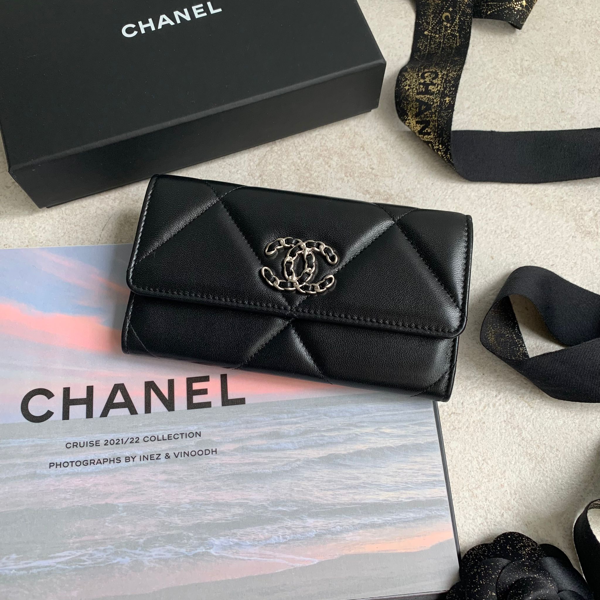 Chanel 19 Flap Wallet 黑色銀釦翻蓋中夾