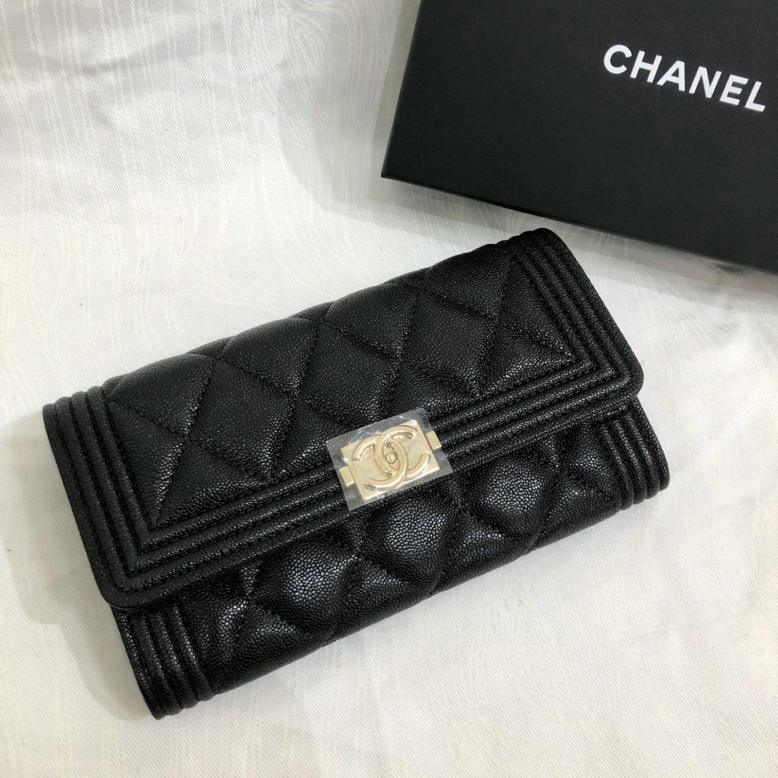 Chanel Boy Flap Wallet 扣式中夾 黑色金釦