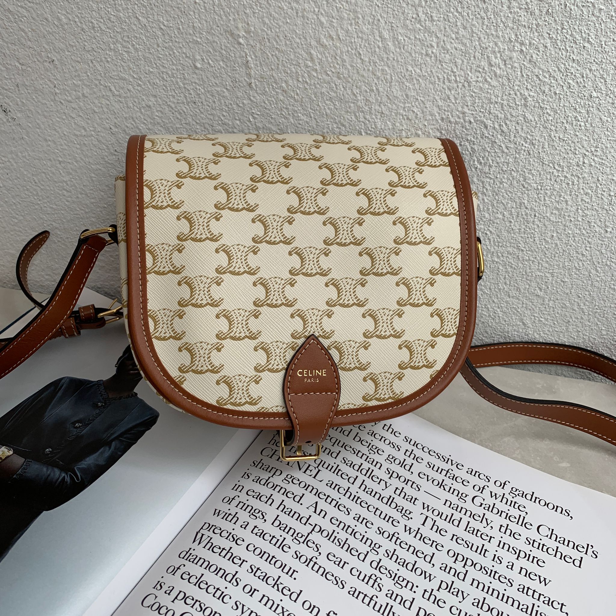 Celine Medium Folco bag in Triomphe Canvas and calfskin白色馬鞍包