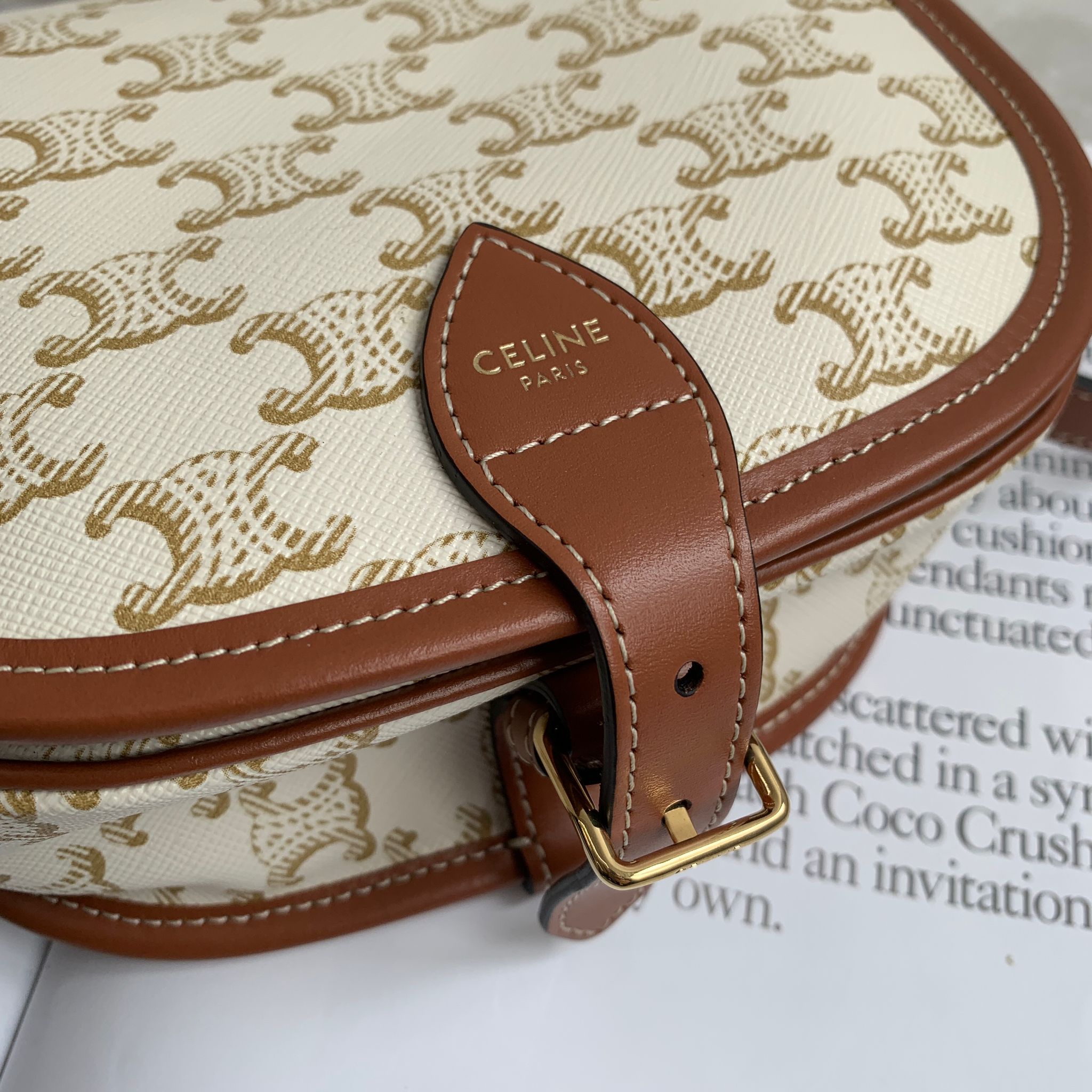 Celine Medium Folco bag in Triomphe Canvas and calfskin白色馬鞍包