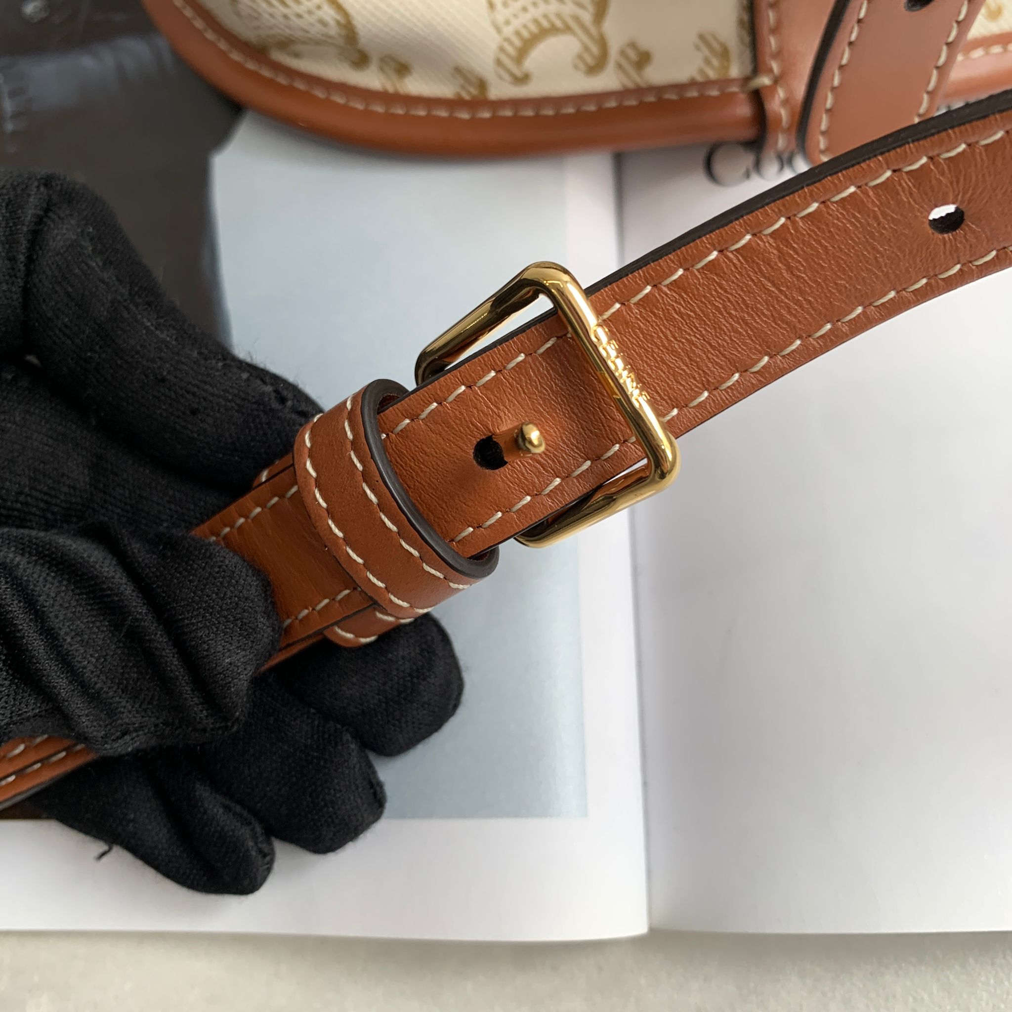 Celine Medium Folco bag in Triomphe Canvas and calfskin白色馬鞍包