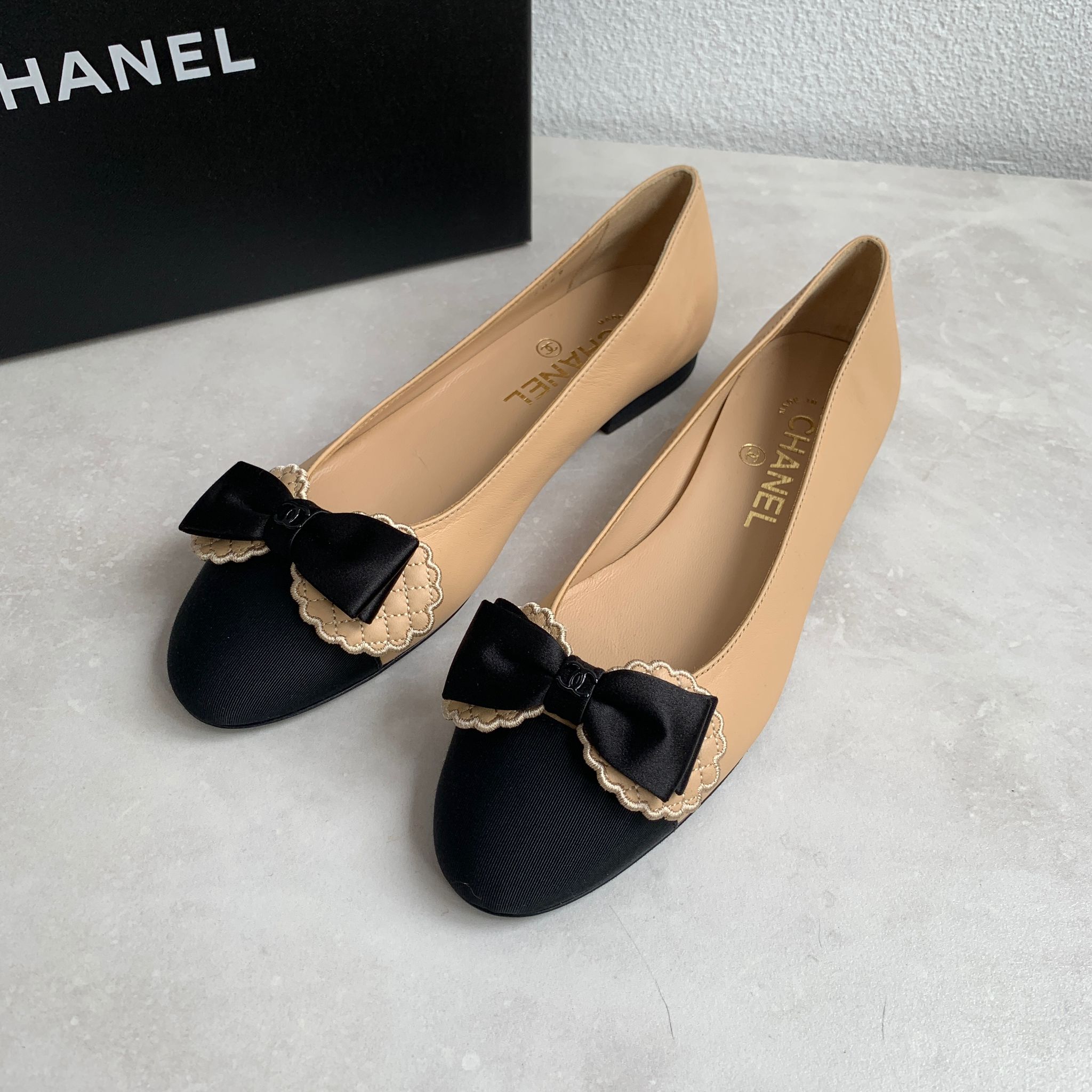 Chanel 低跟米色配黑蝴蝶蛙娃鞋