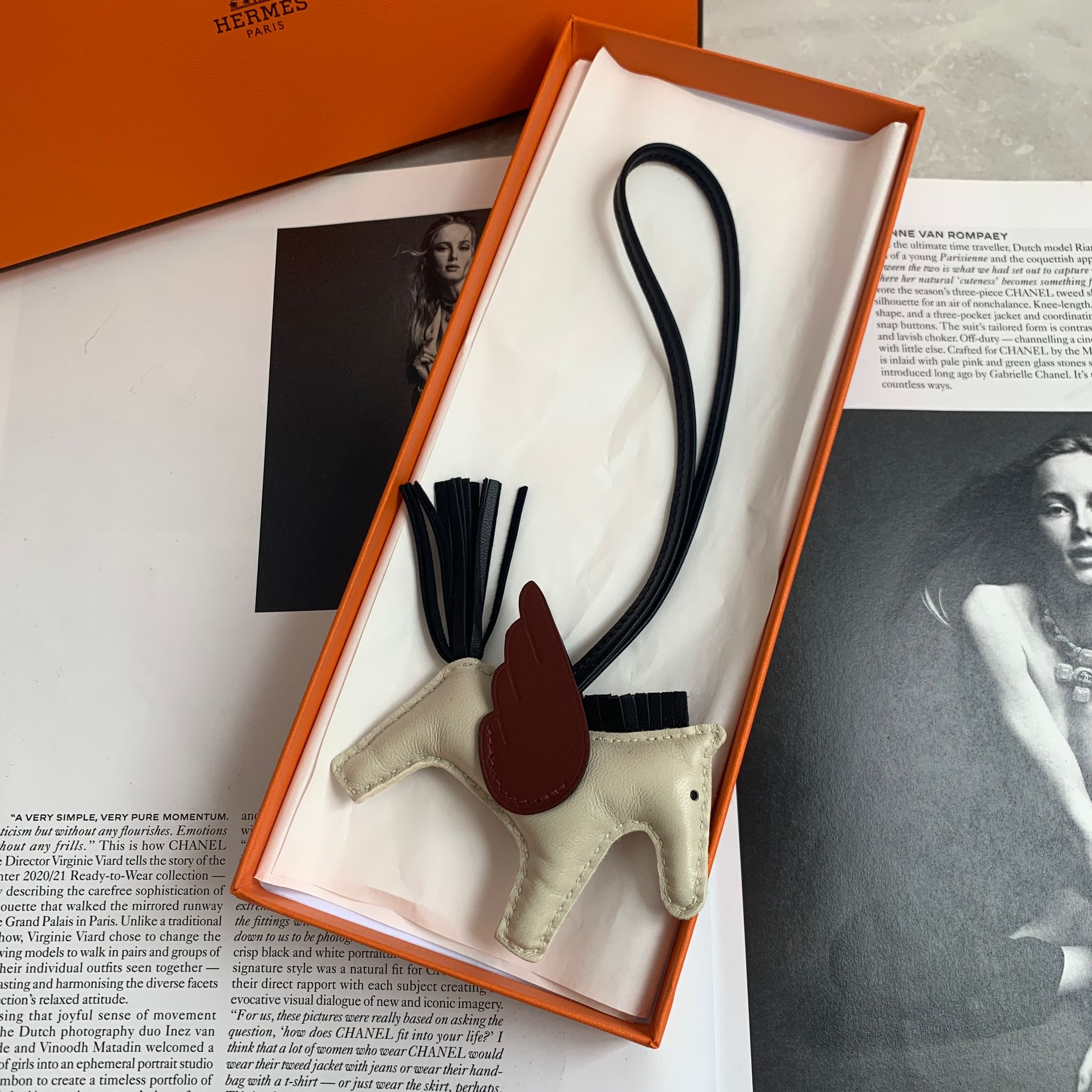 Hermes 米色小飛馬掛件