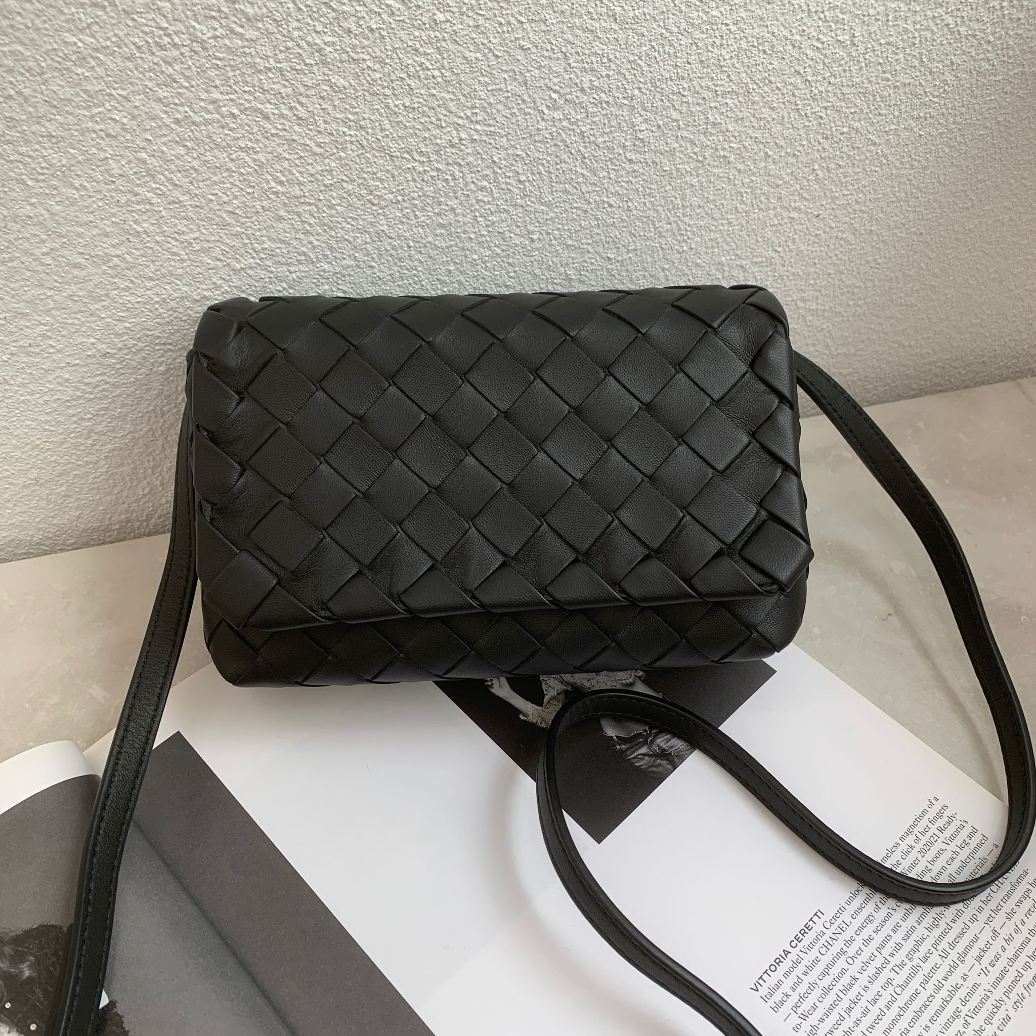 Bottega Veneta 中格編織 雙釦翻蓋斜背包 黑