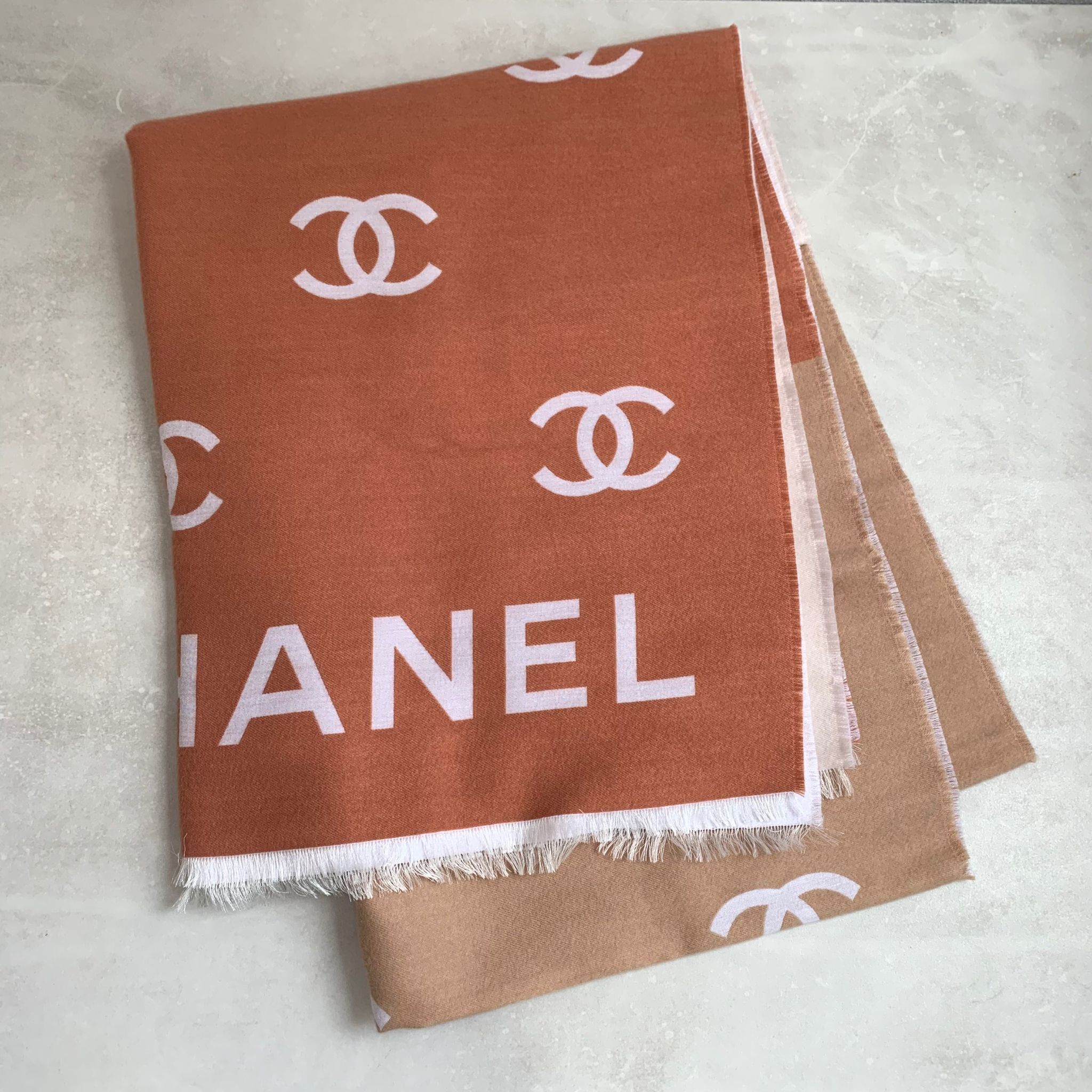 Chanel 25C 米配橘粉撞色圍巾