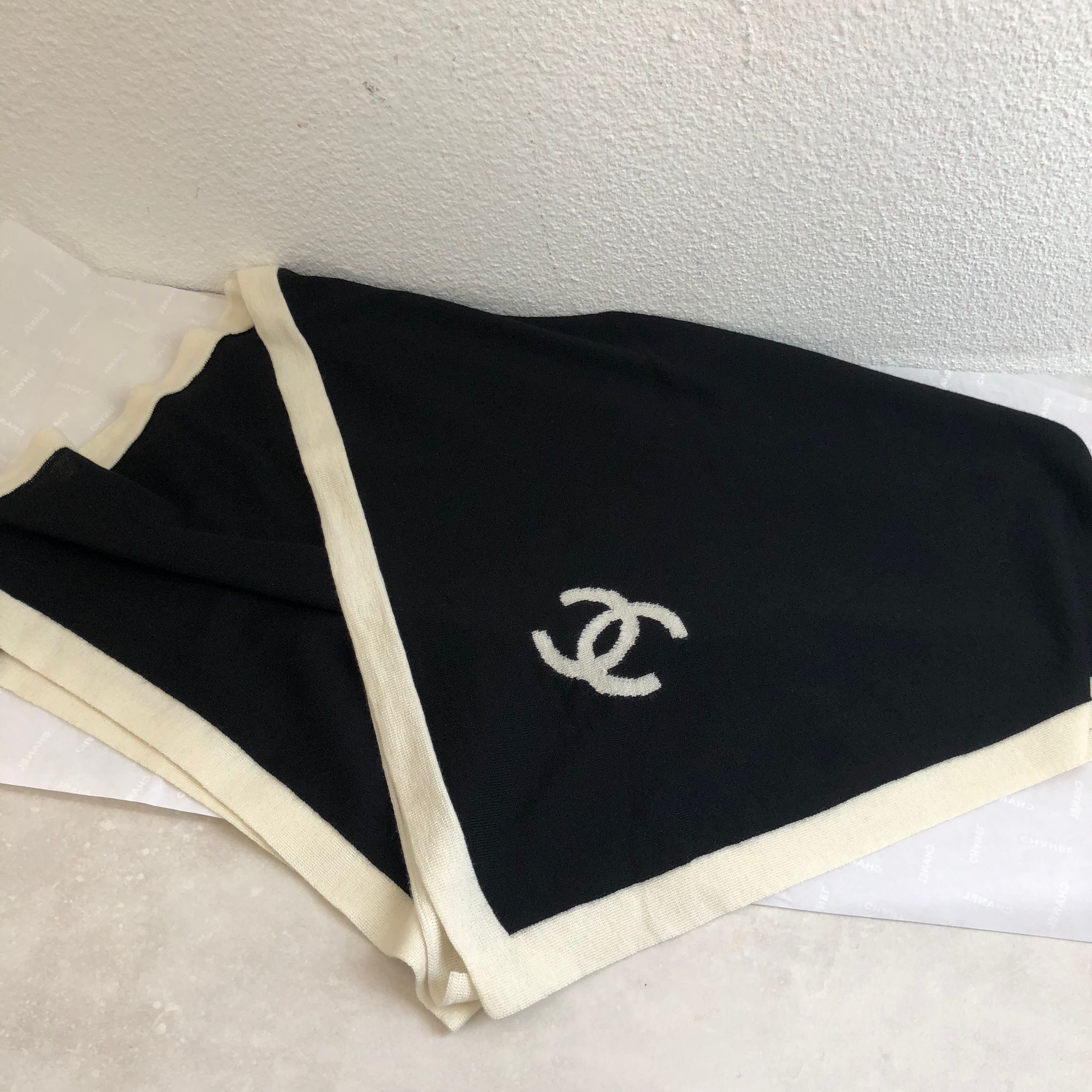 Chanel 黑白邊混羊毛圍巾