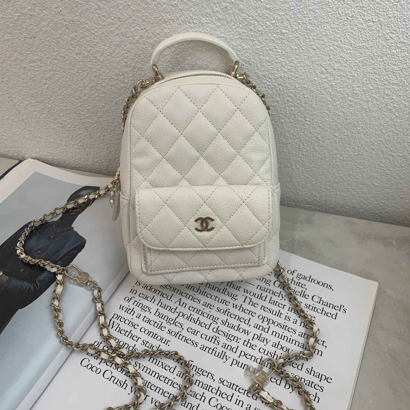 Chanel 24C 白色金釦荔枝牛皮後背包