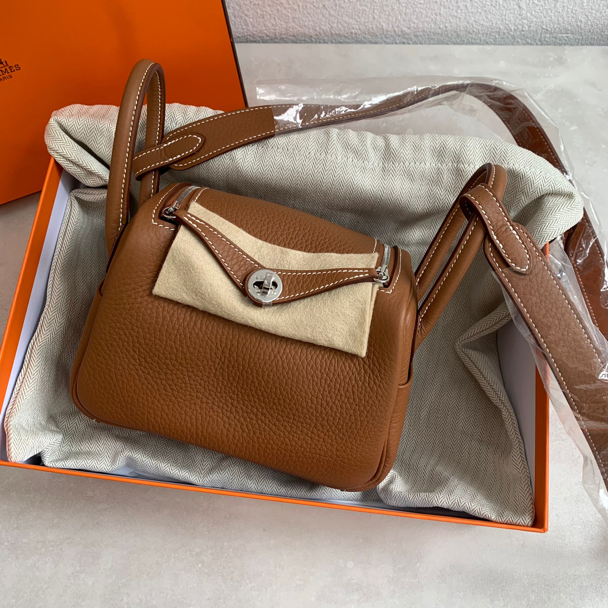 Hermès Mini Lindy 二代 金棕銀釦