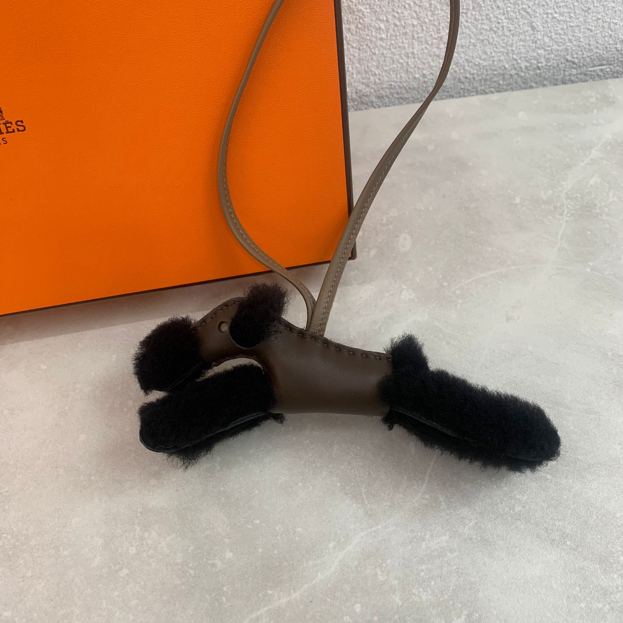 Hermès Budy 巧克力/黑色小狗吊飾